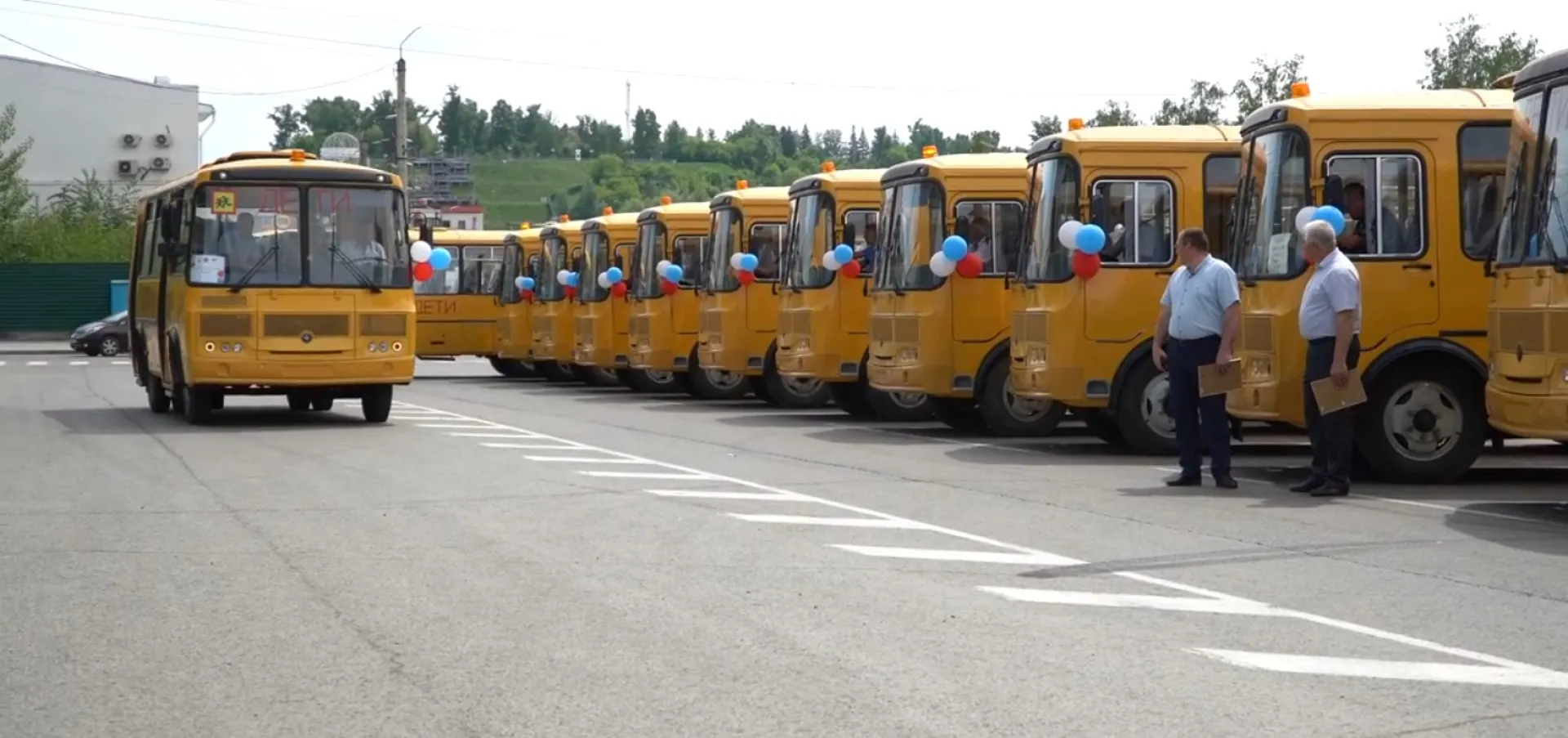 Партию школьных автобусов отправили в районы Алтайского края