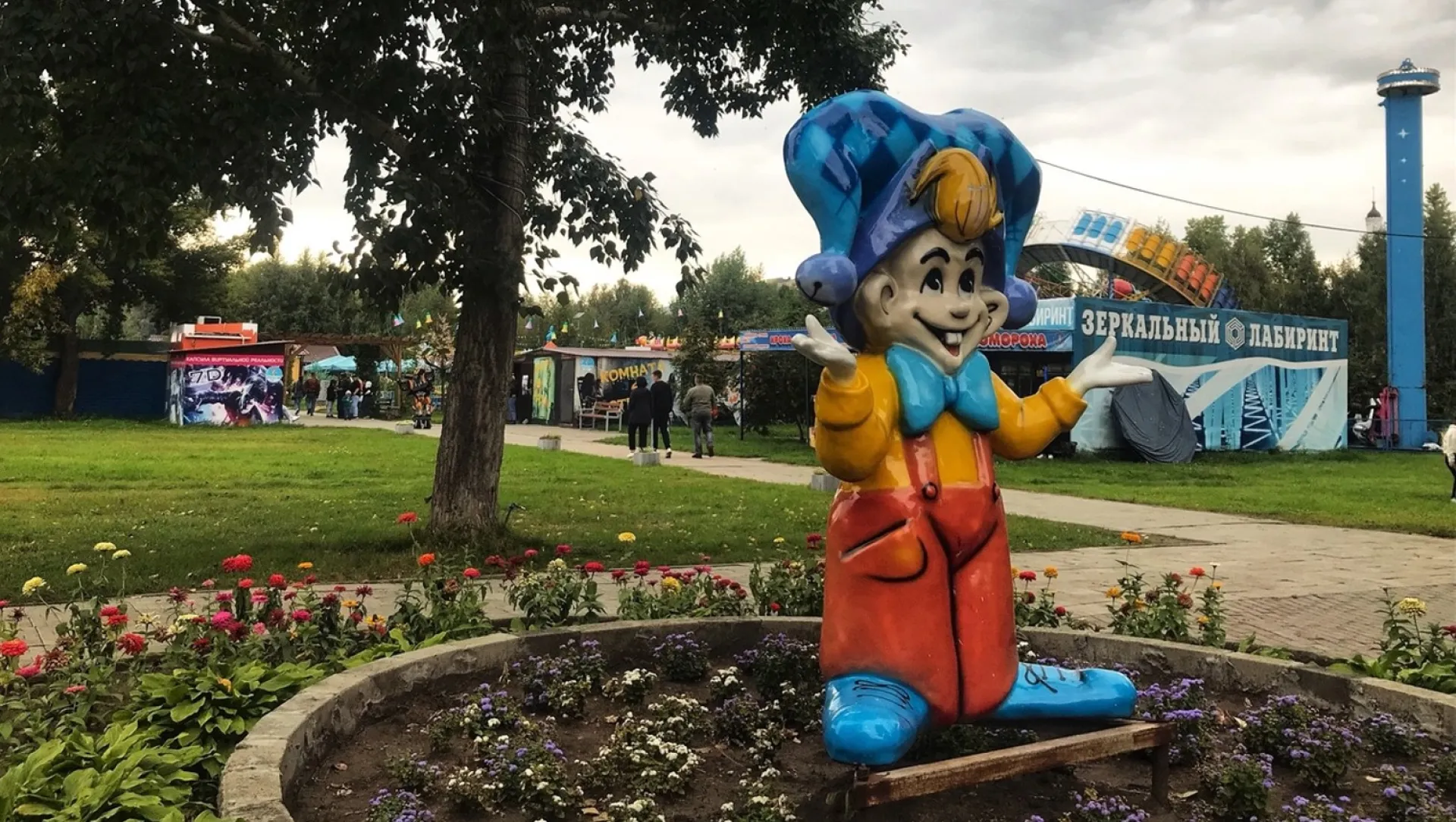 Аттракционы перестали работать в барнаульских парках Аттракционы перестали работать в барнаульских парках