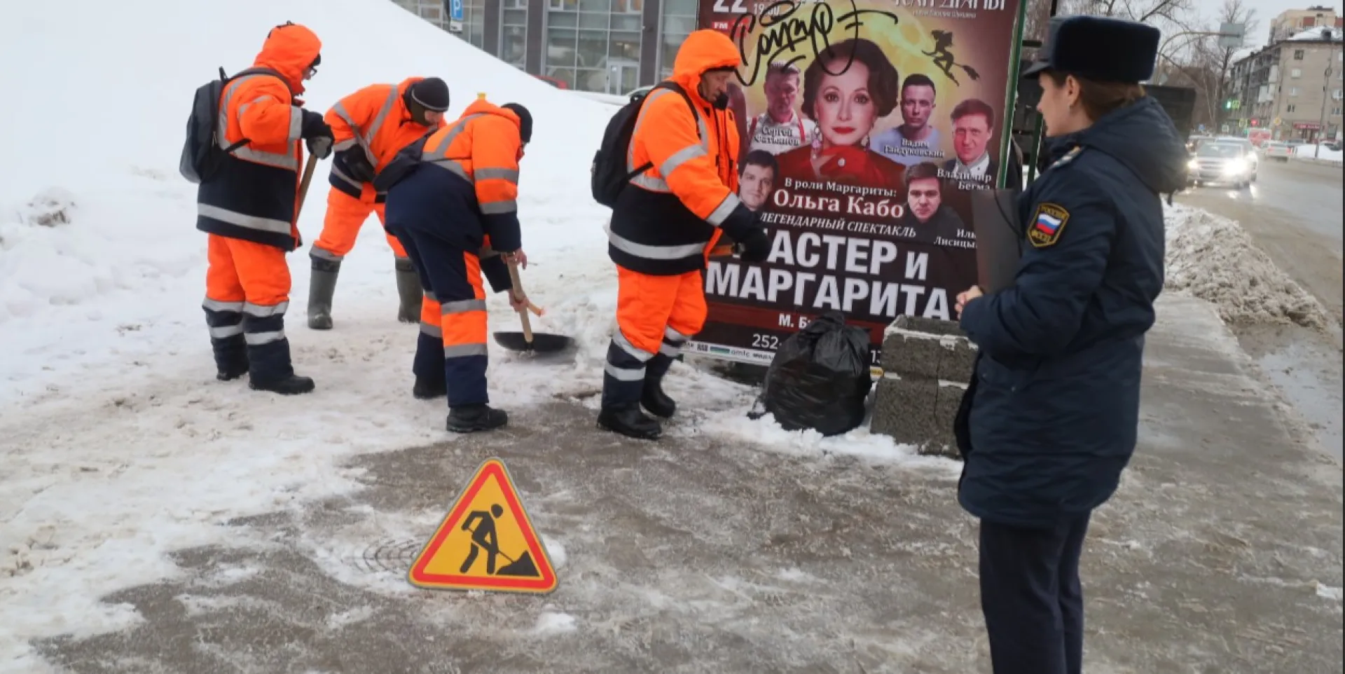 Должники по алиментам и штрафам очищают улицы Барнаула от снега
