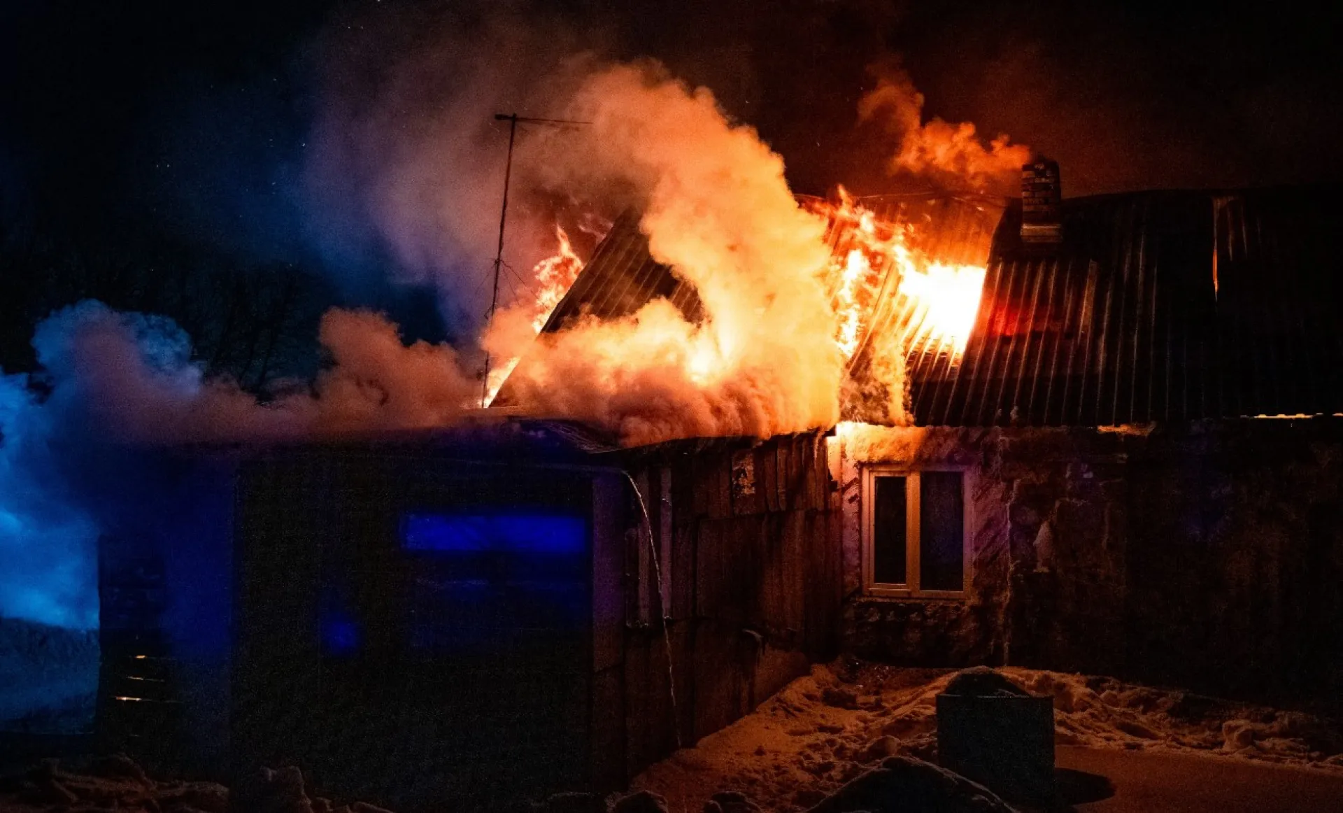 Крупный пожар произошел в одном из частных домов Барнаула Крупный пожар произошел в одном из частных домов Барнаула