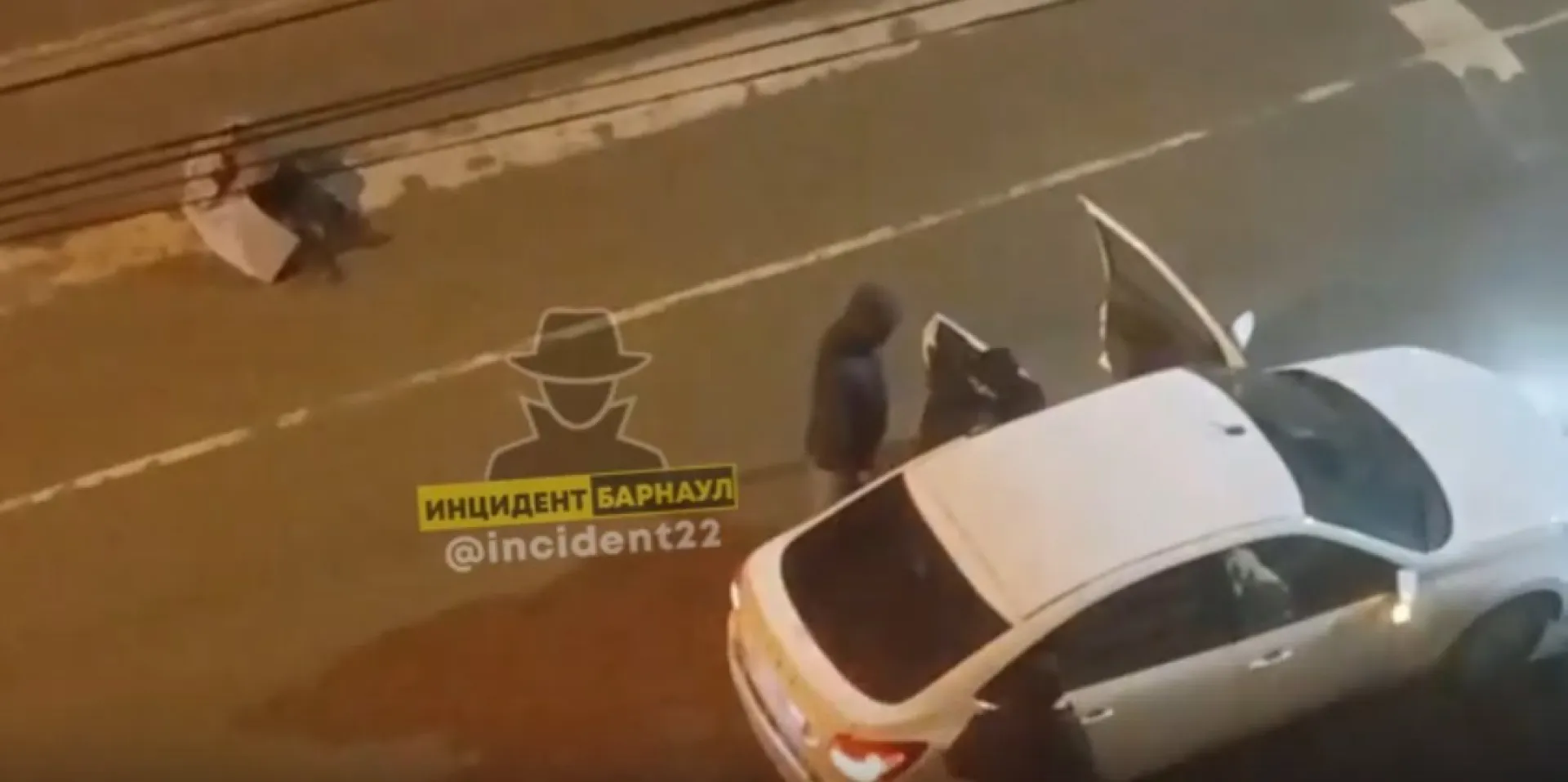 Соцсети: человека избили и затащили в машину в Барнауле