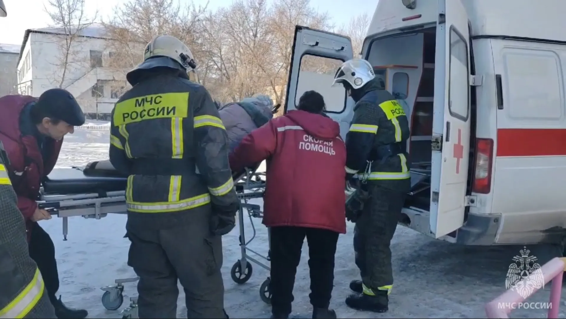 Спасатели помогли медикам транспортировать больного в Камне-на-Оби Спасатели помогли медикам транспортировать больного в Камне-на-Оби