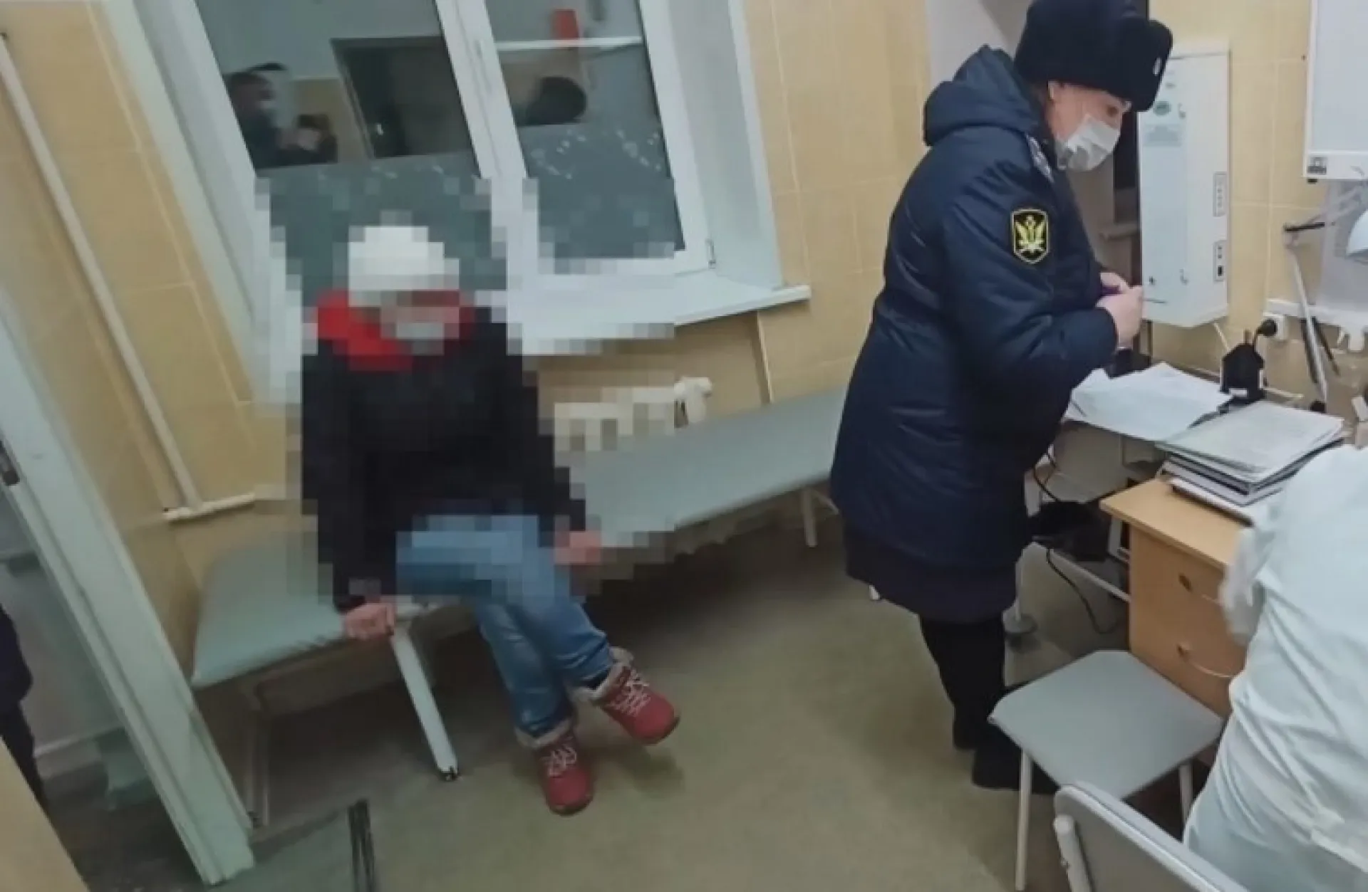 Опасную пациентку принудительно госпитализировали в Алейске Опасную пациентку принудительно госпитализировали в Алейске