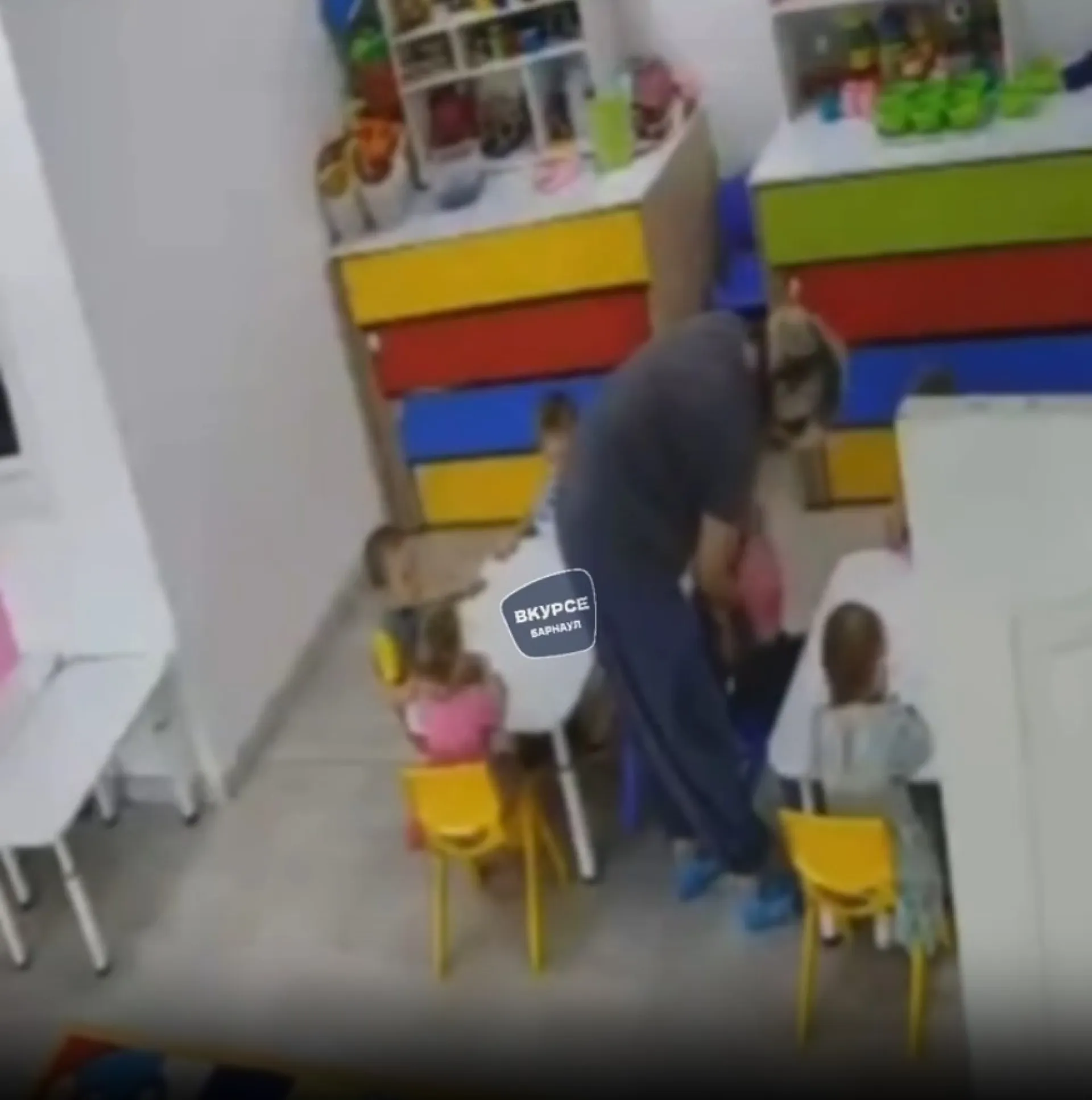 Уголовное дело возбудили на «придушившего» ребенка воспитателя в Барнауле Уголовное дело возбудили на «придушившего» ребенка воспитателя в Барнауле
