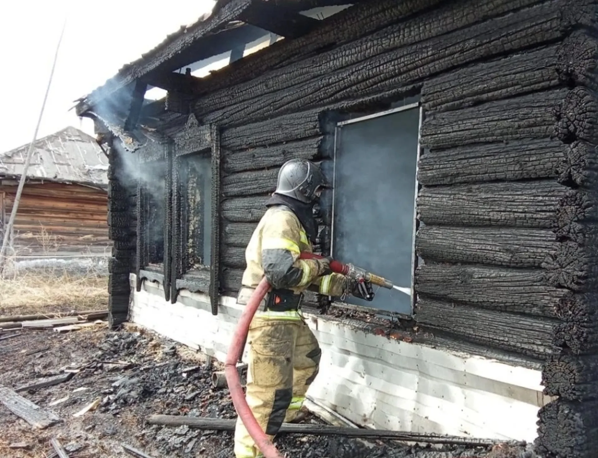 В Алтайском крае сотрудники МЧС спасли при пожаре многодетную семью