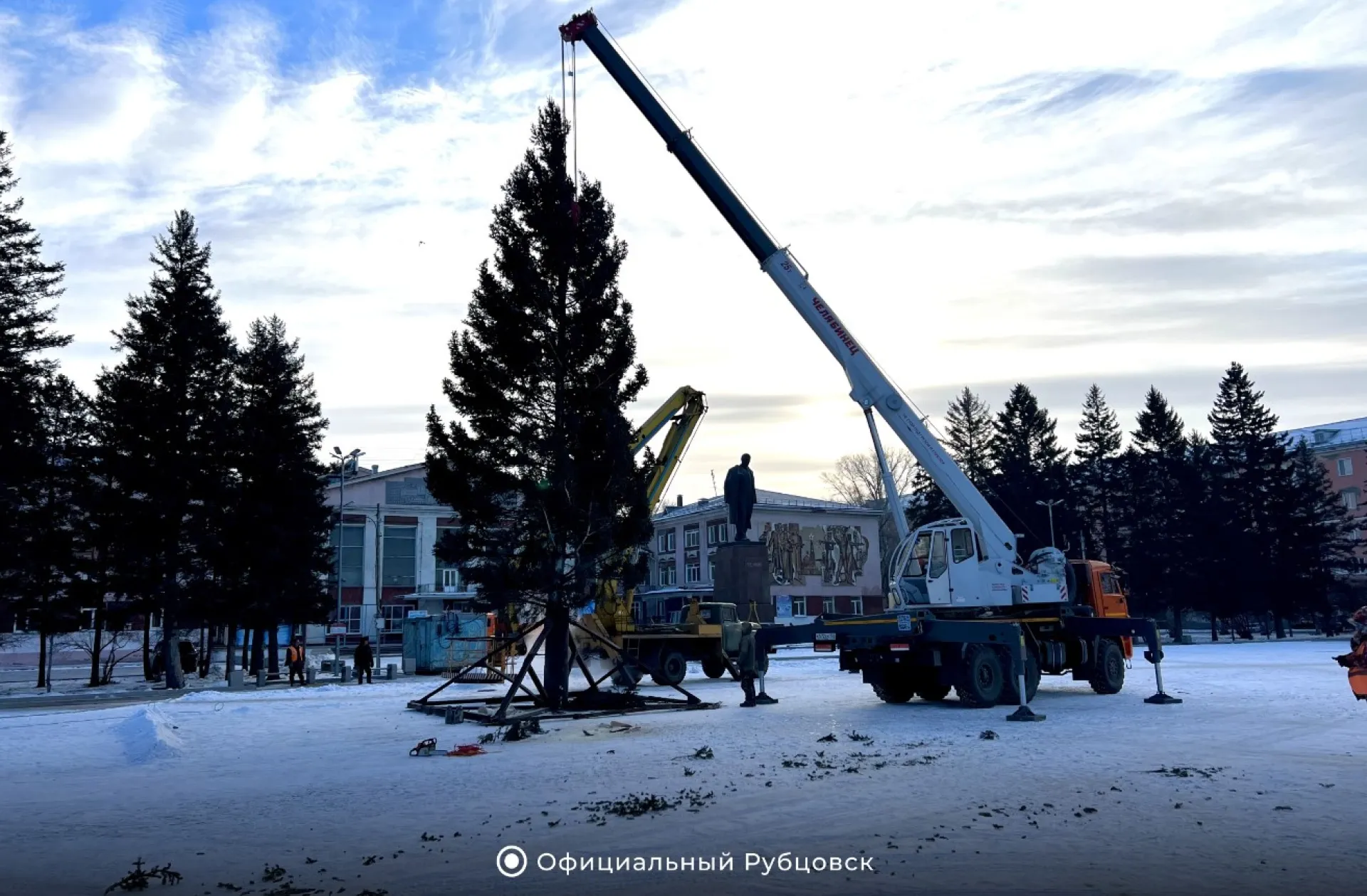Главную новогоднюю ёлку установили в Рубцовске Главную новогоднюю ёлку установили в Рубцовске