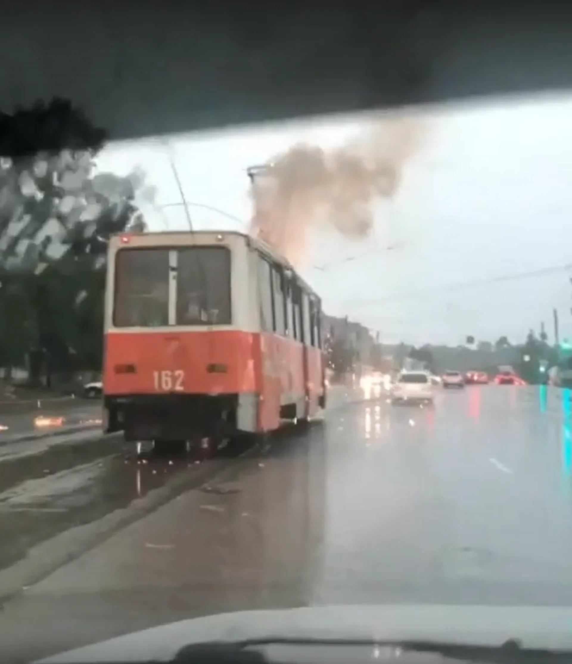 Очевидцы: молния ударила в трамвай в Бийске Очевидцы: молния ударила в трамвай в Бийске