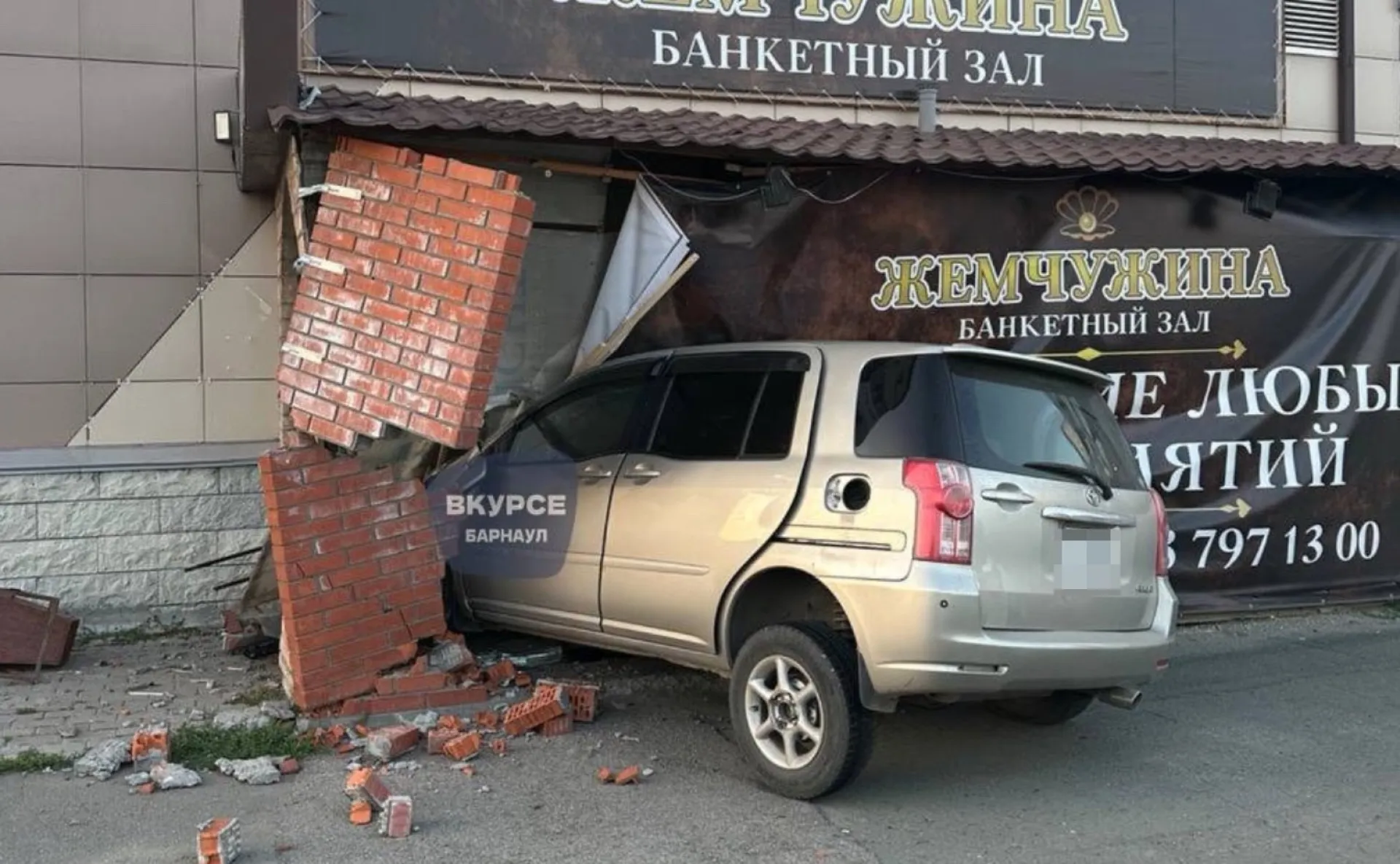 Автомобиль протаранил кирпичную стену в Барнауле