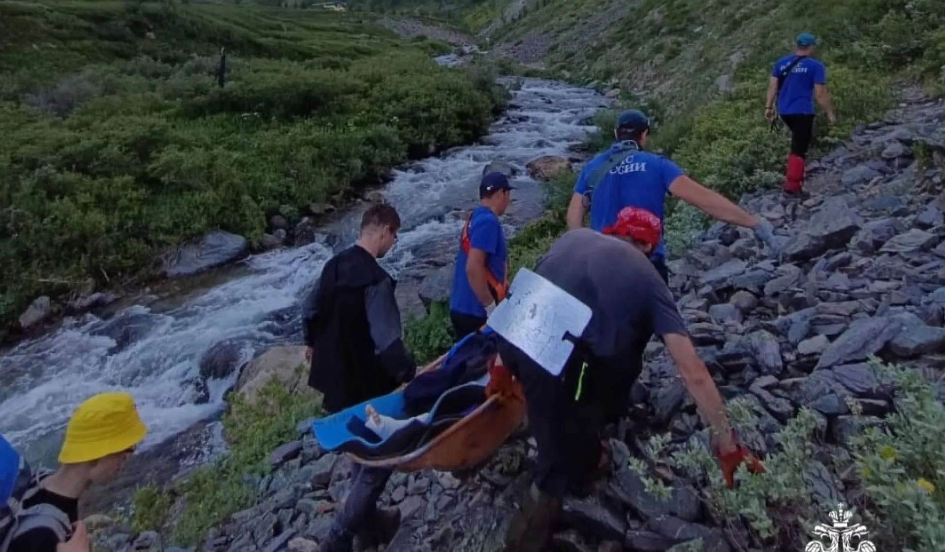 Травмированную туристку спасли в горах Алтая