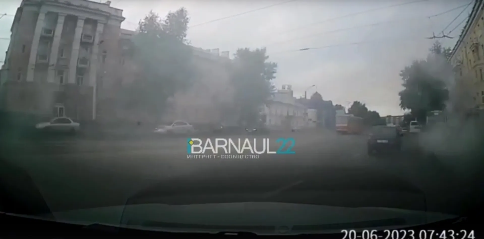 Автомобиль загорелся во время движения в Барнауле