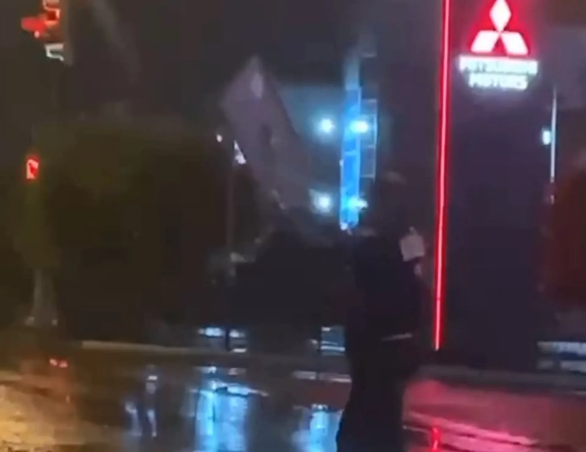Пьяный мужчина оторвал дорожный знак в Барнауле