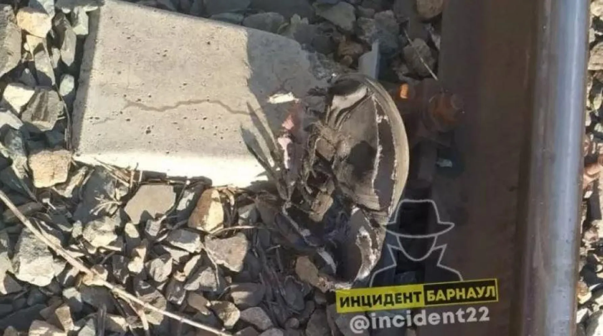 Поезд наехал на уснувшего на рельсах мужчину в Барнауле Поезд наехал на уснувшего на рельсах мужчину в Барнауле