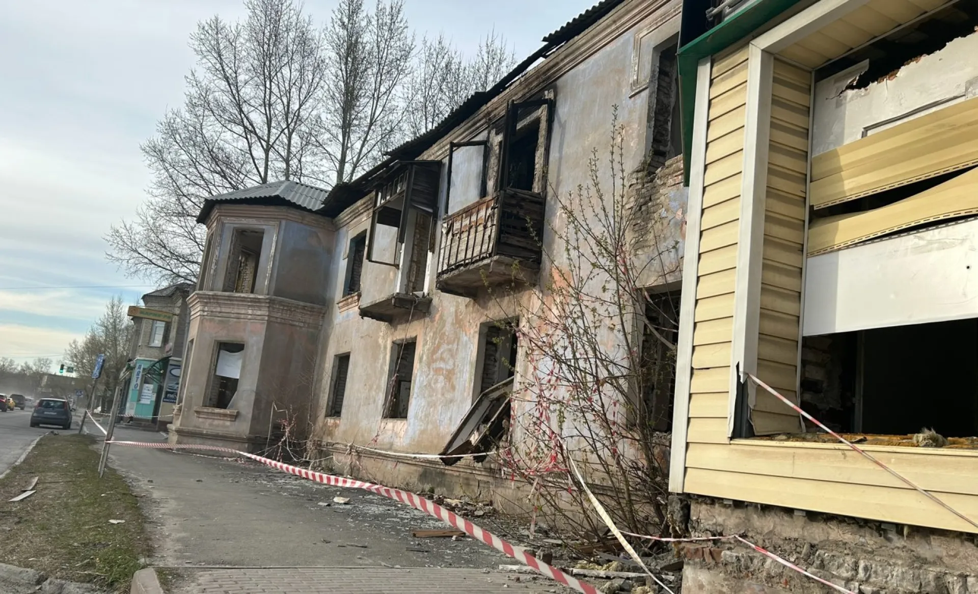 Аварийный дом сносят в Барнауле