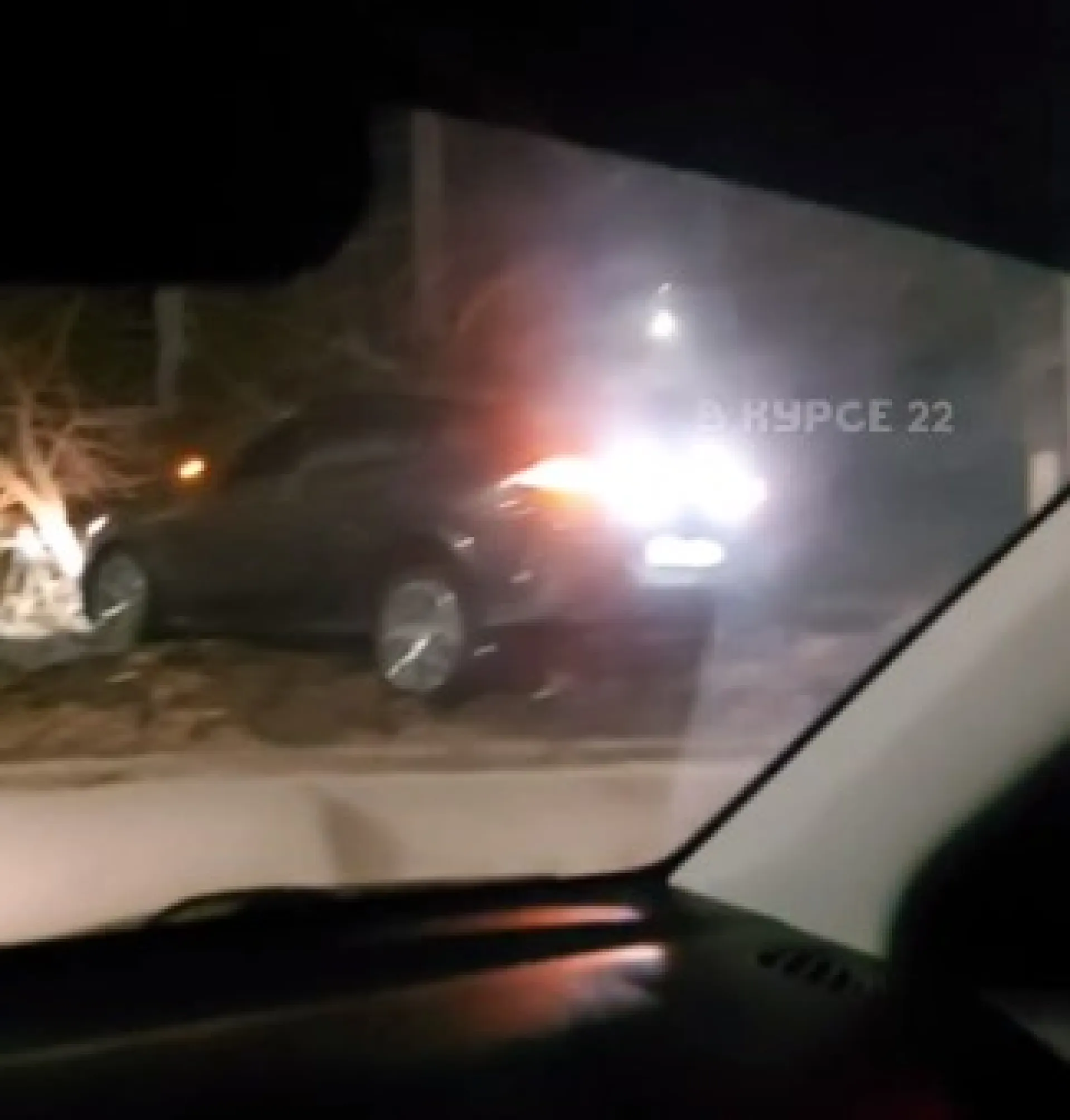 Автомобиль врезался в ограду барнаульского спорткомплекса Автомобиль врезался в ограду барнаульского спорткомплекса