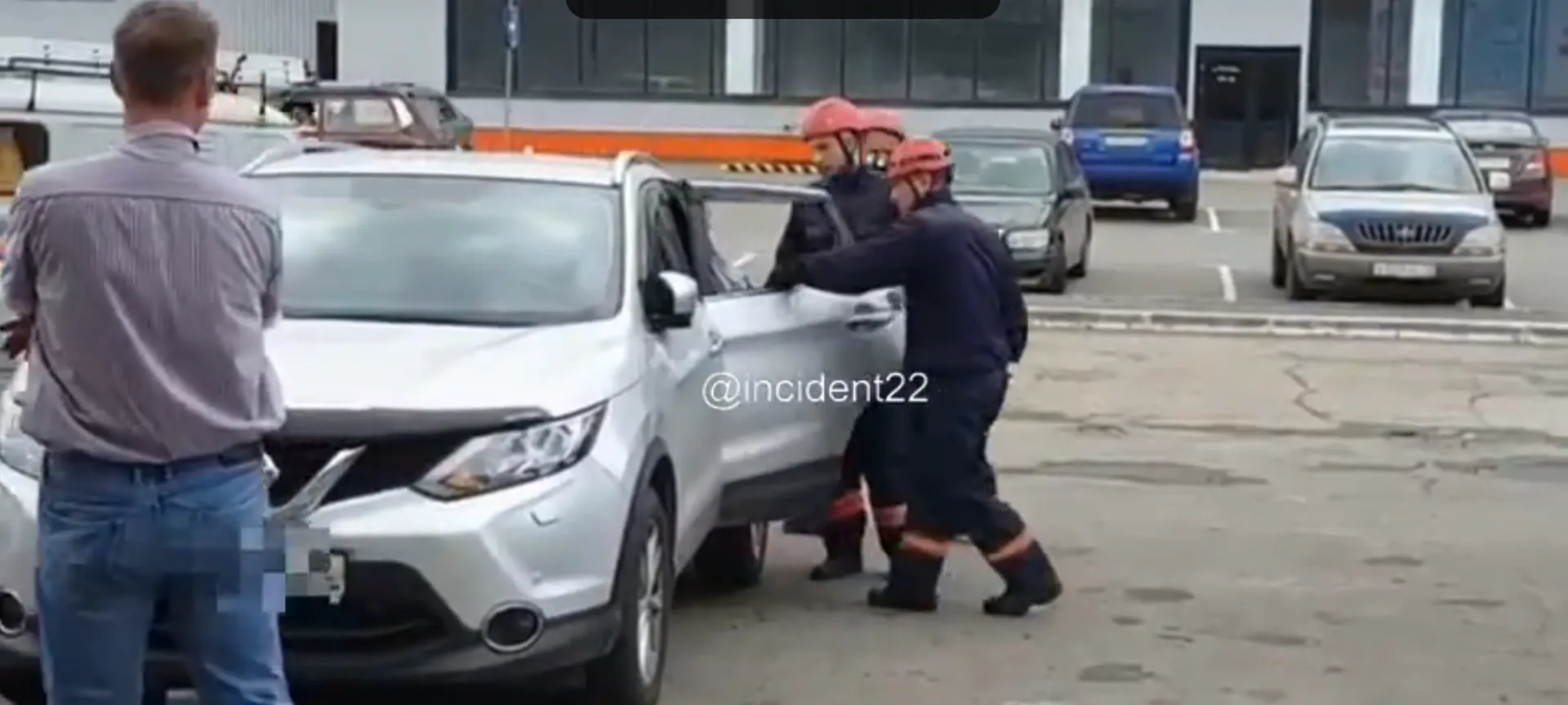 Соцети: ребёнок оказался запертым в машине на парковке в Барнауле