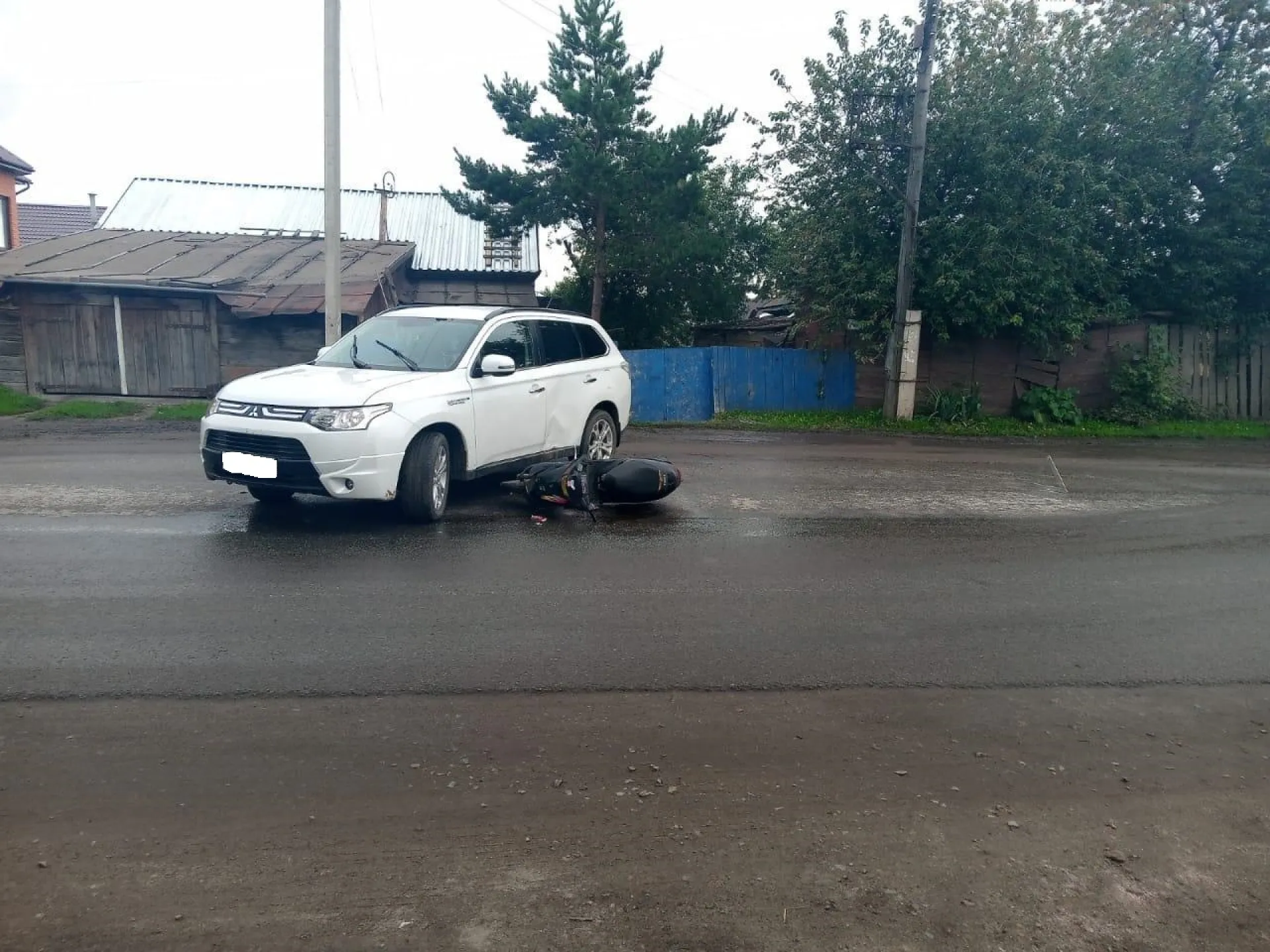 Автомобиль столкнулся с мопедом, которым управлял подросток, в Барнауле