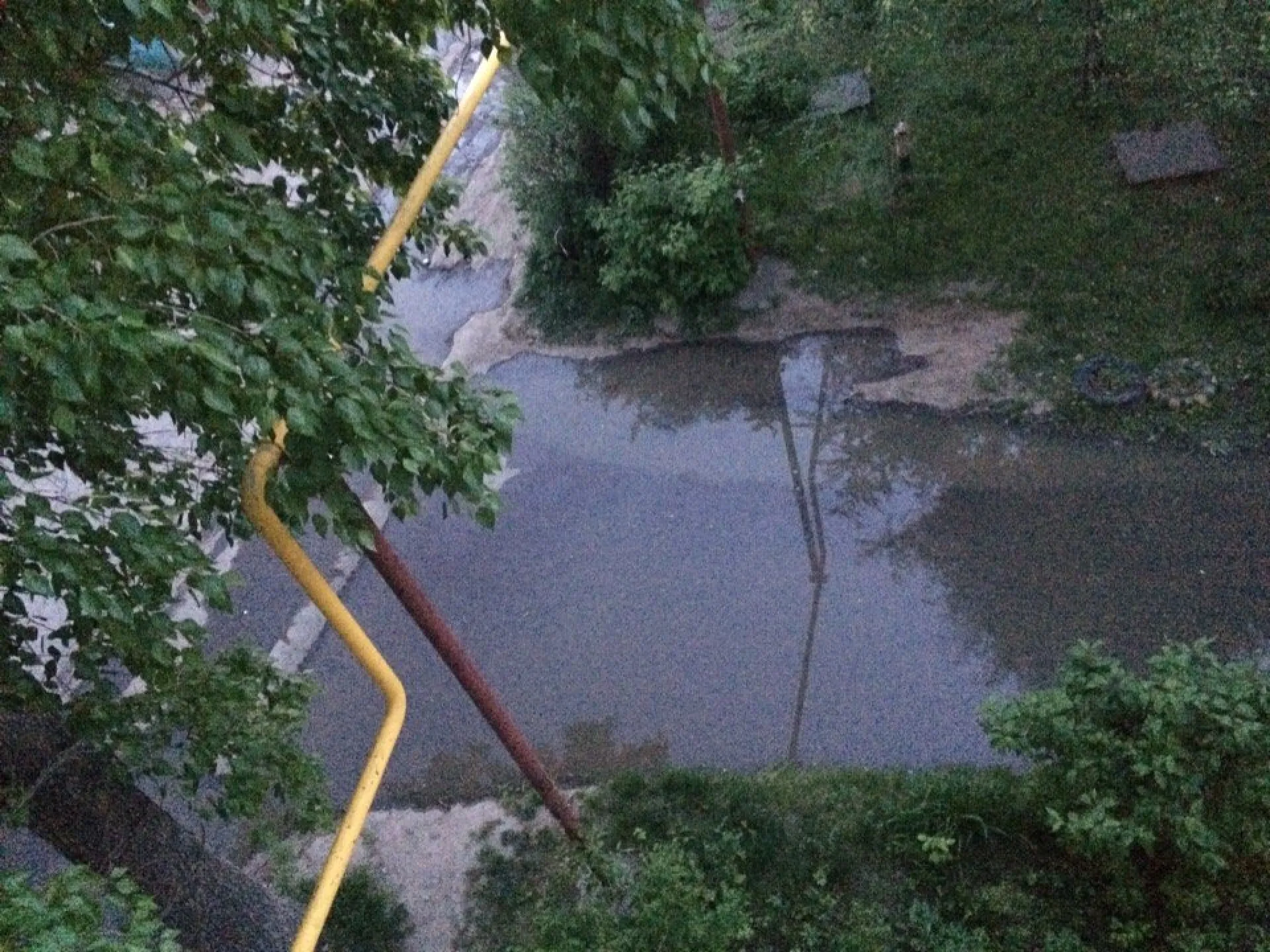 Соцсети: барнаульцы пожаловались на затопленный двор