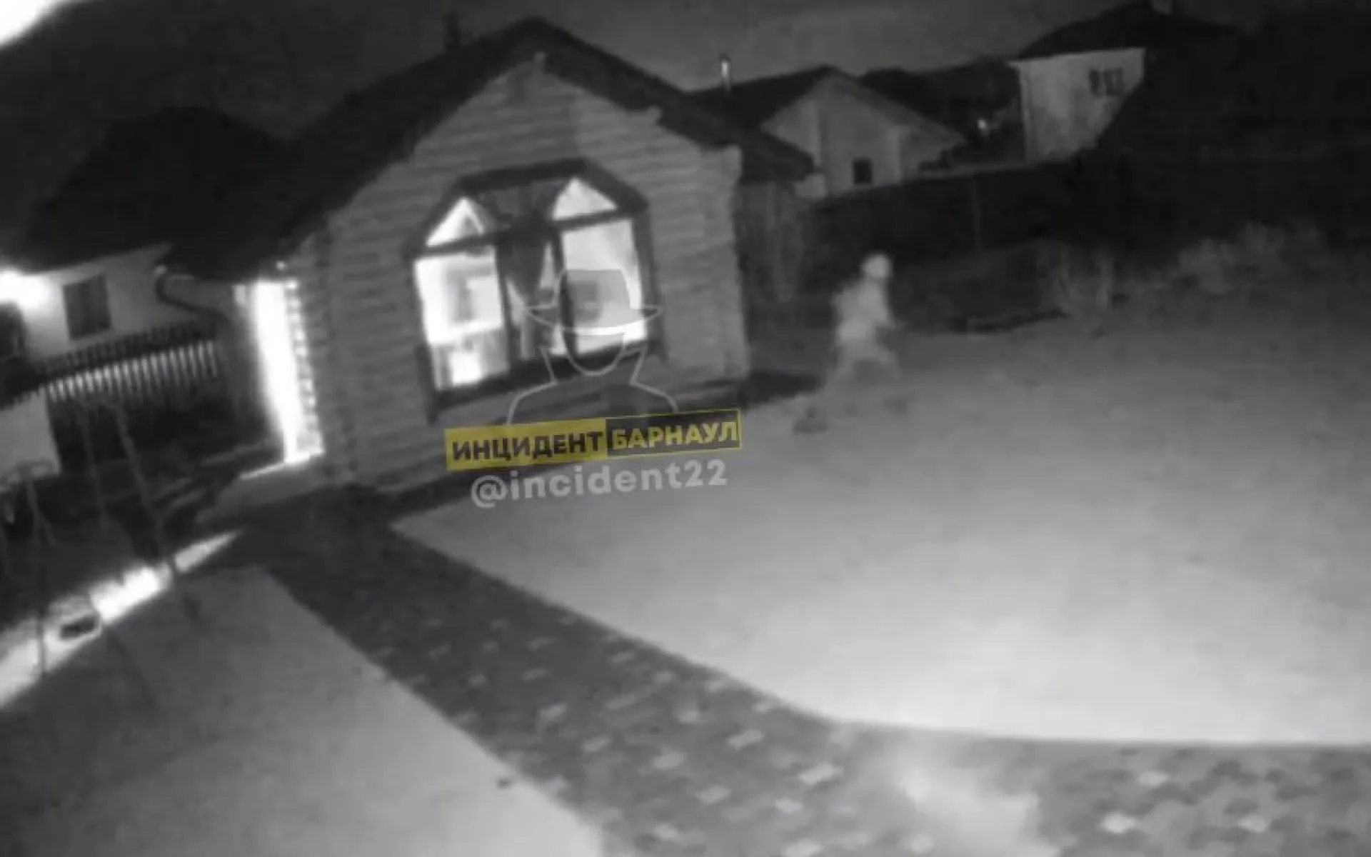 Неизвестный поджег баню и сбежал с места преступления на розовом велосипеде в Алтайском крае Неизвестный поджег баню и сбежал с места преступления на розовом велосипеде в Алтайском крае