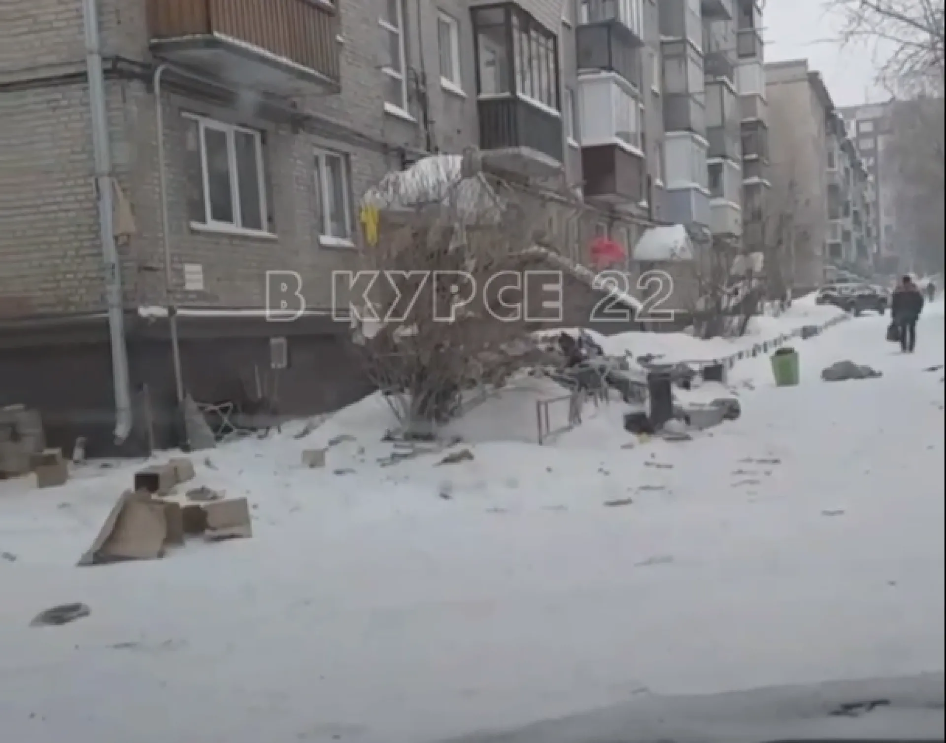 Люди выбрасывают вещи из окон в Барнауле