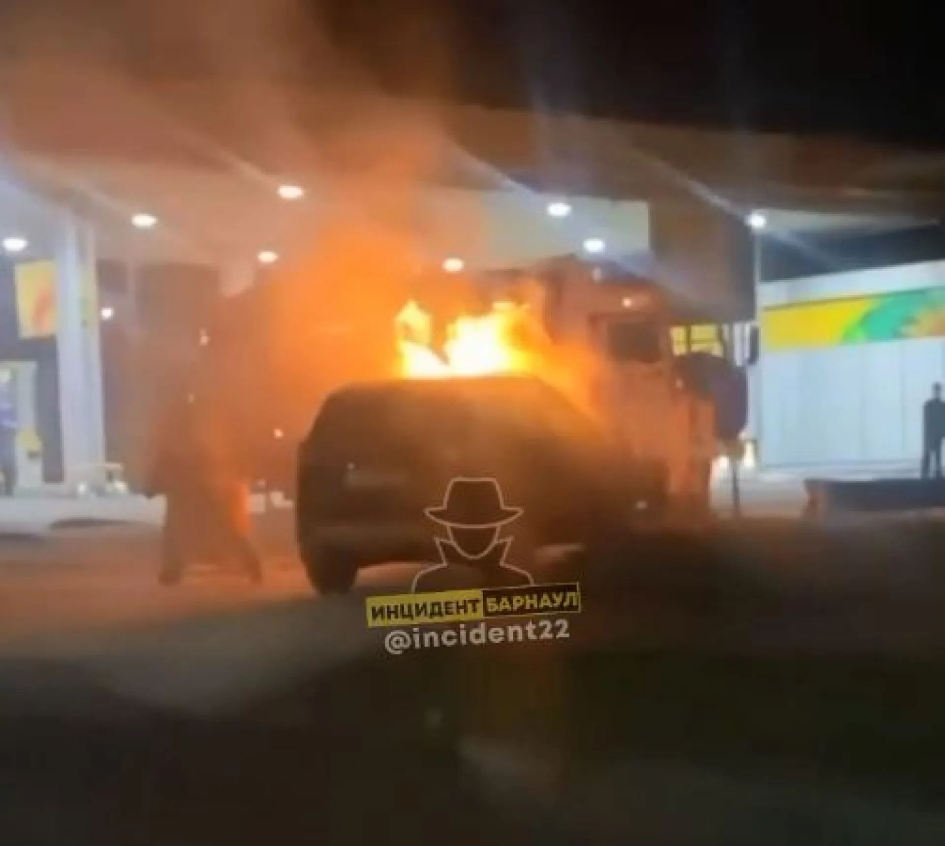 Легковая машина сгорела на автозаправке в Новоалтайске Легковая машина сгорела на автозаправке в Новоалтайске