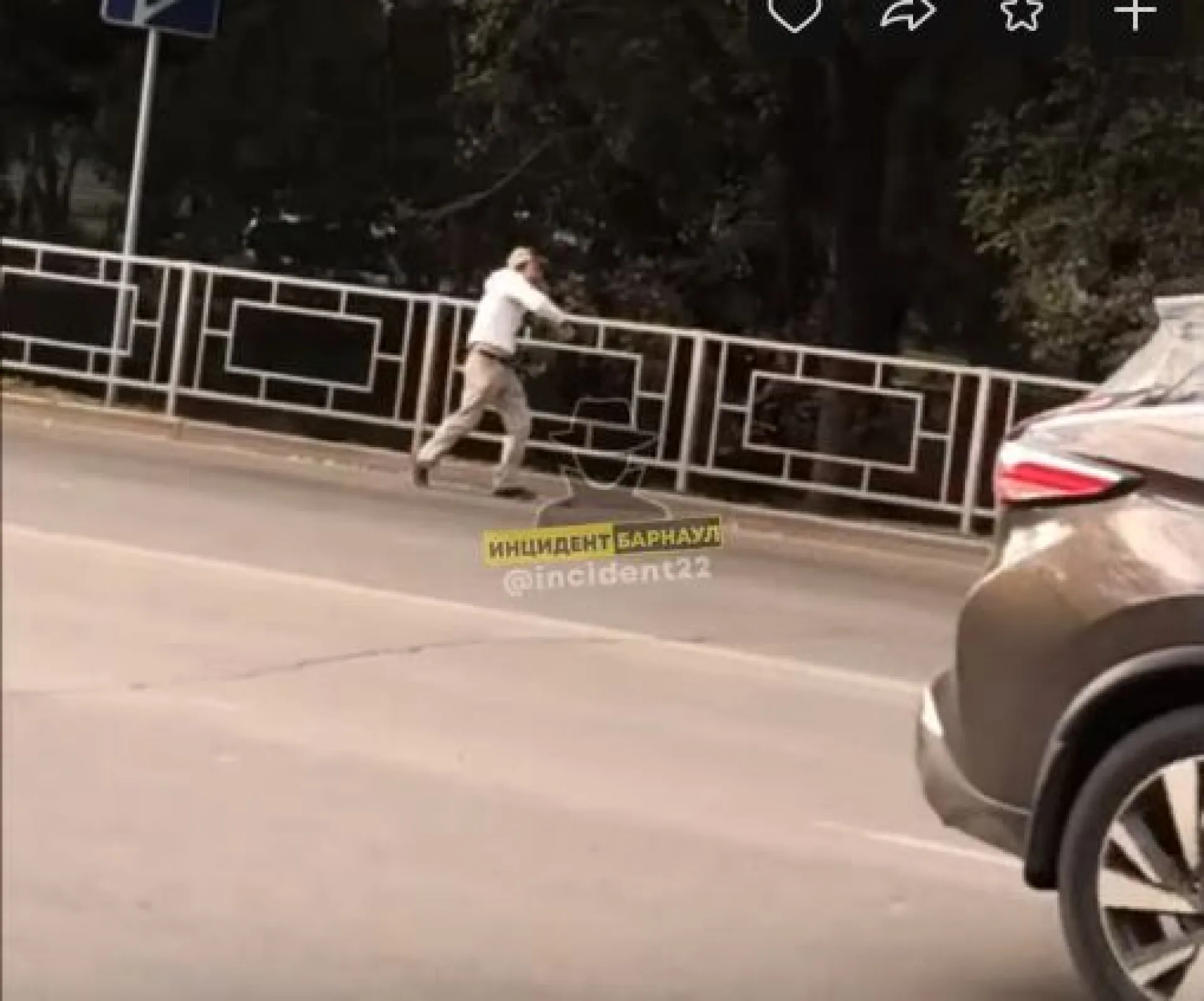 Веселый мужчина с бутылкой в руках танцевал на дороге в Барнауле