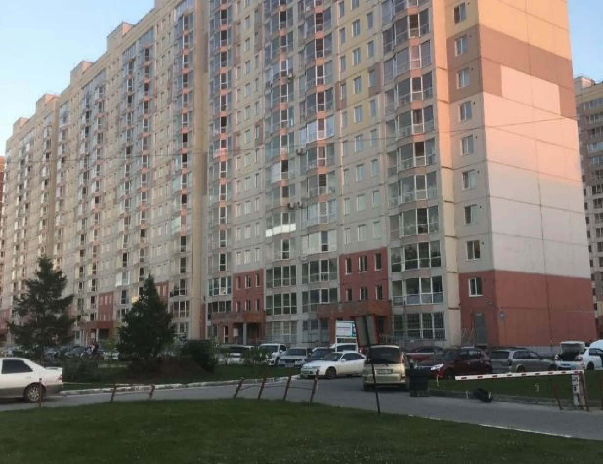 В Новосибирске мужчина оставил в подъезде двух детей и сбежал В Новосибирске мужчина оставил в подъезде двух детей и сбежал