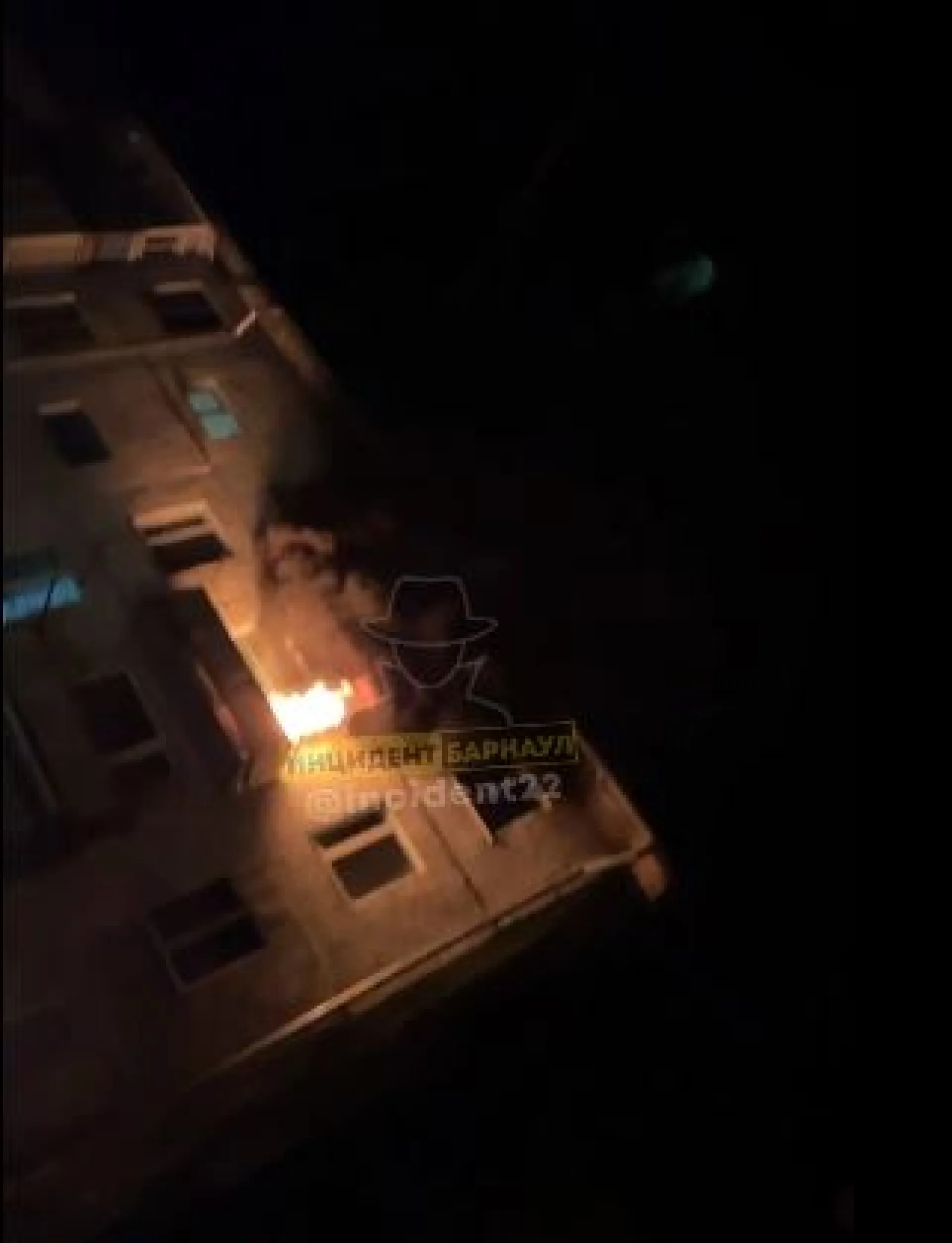 Спасатели эвакуировали 12 человек и двух кошек при пожаре на балконе дома в Барнауле