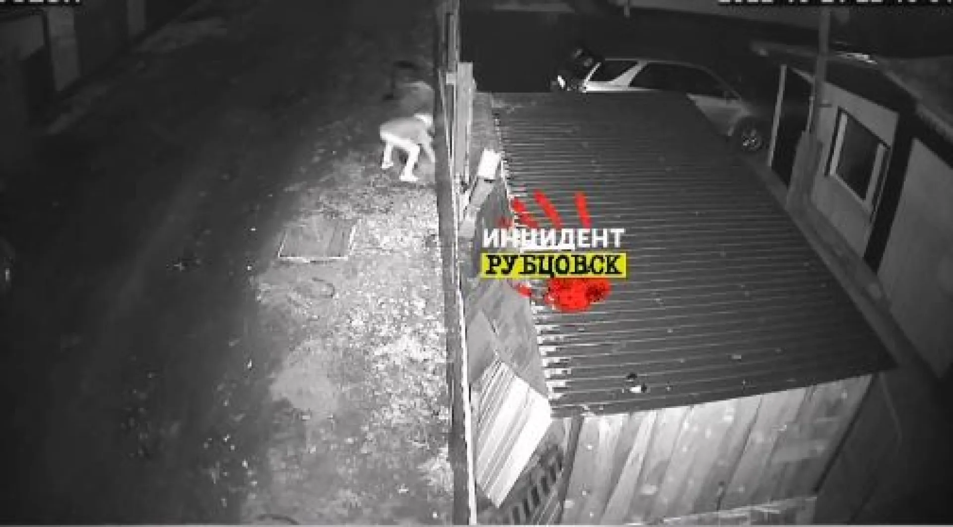 В Рубцовске хулиган загородил выход из частного дома шинами и камнями