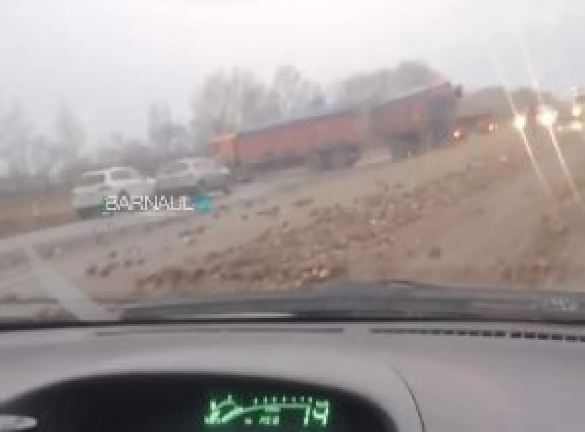 «Трасса усыпана свеклой». ДТП с КамАЗами произошло на трассе Алтайского края