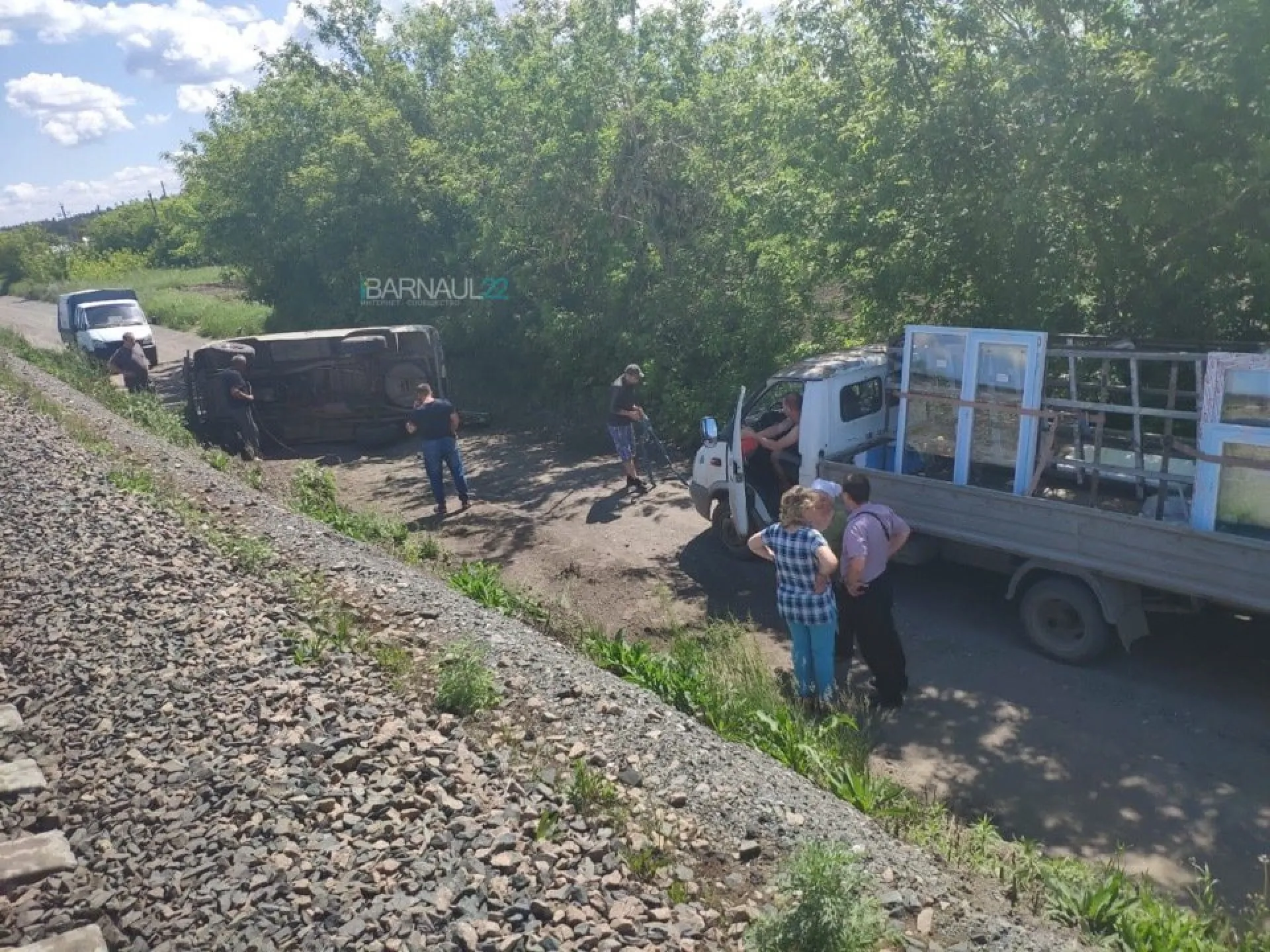Автомобиль перевернулся и заблокировал дорогу в барнаульском садоводстве