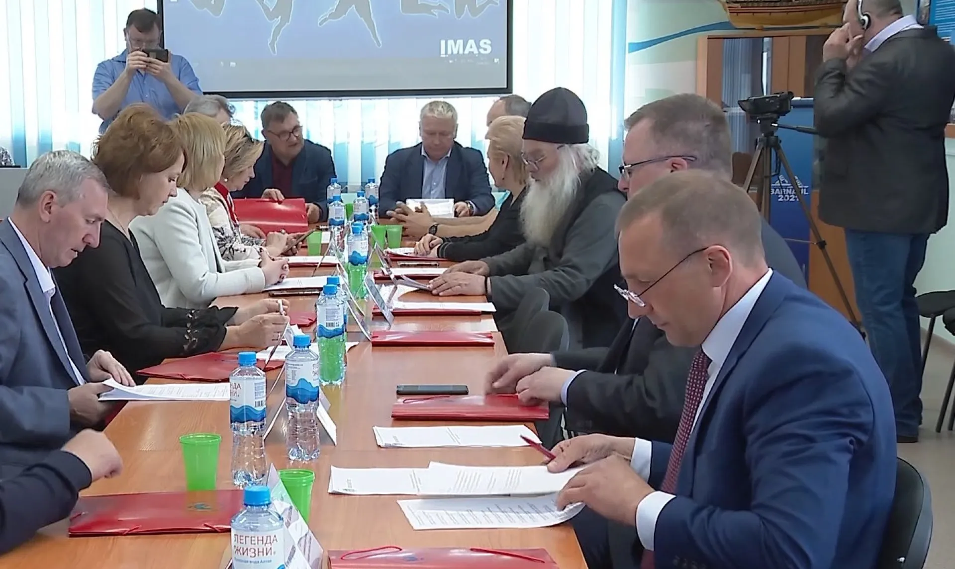 «Драконам» быть. Ректоры алтайских вузов подписали соглашение по студенческой гребле на лодках и сапах