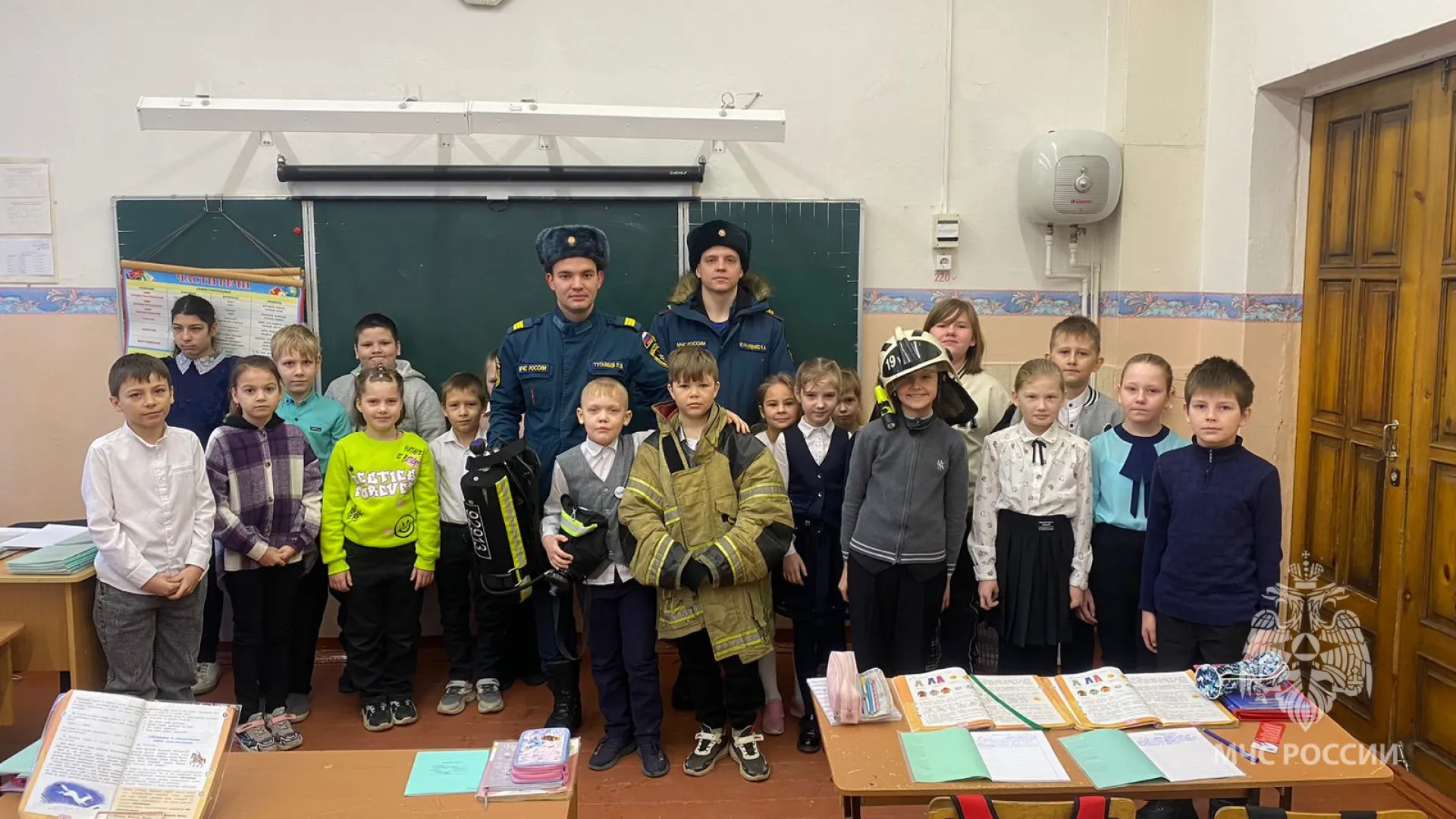 В Советском районе сотрудники МЧС встретились с учащимися школ В Советском районе сотрудники МЧС встретились с учащимися школ