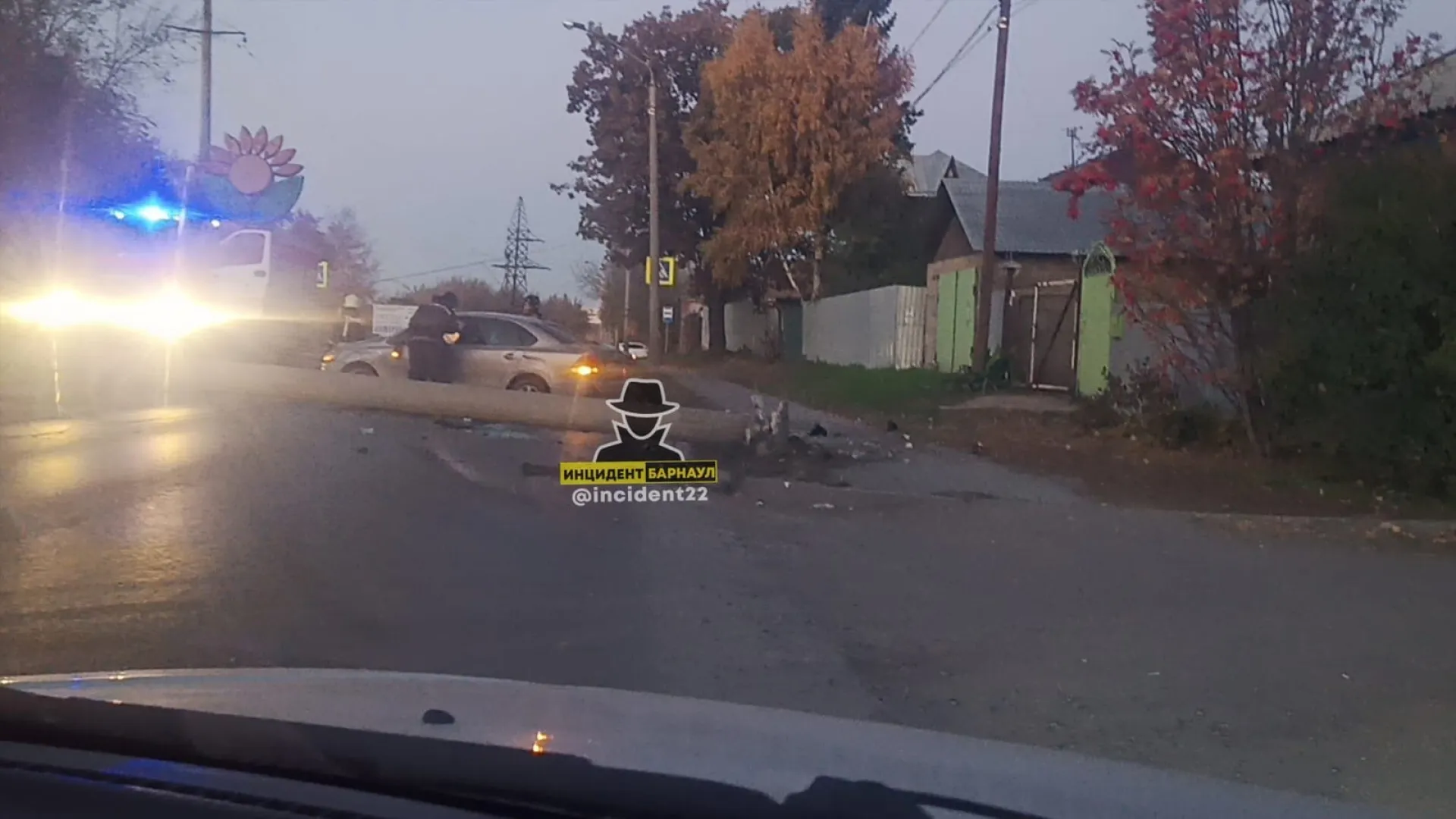 Автомобиль снёс бетонный столб в Барнауле