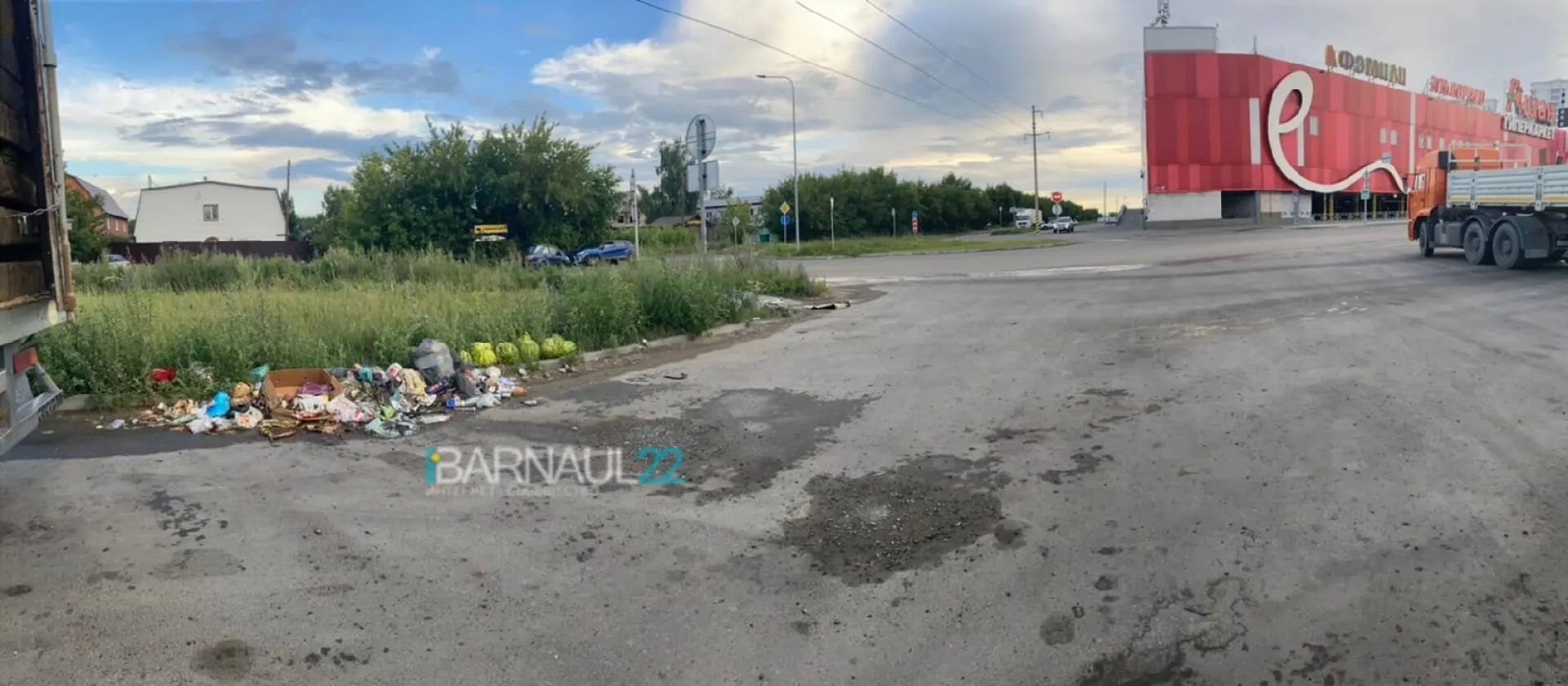 На стоянке возле барнаульского ТЦ «Волна» образовалась свалка из пищевых отходов На стоянке возле барнаульского ТЦ «Волна» образовалась свалка из пищевых отходов