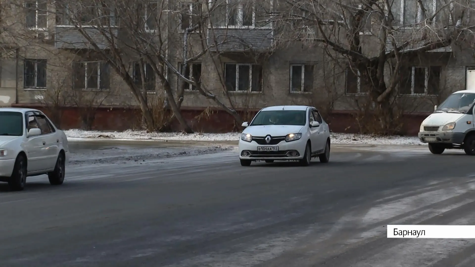 Инструктор рассказал, как безопасно водить машину в гололедицу Инструктор рассказал, как безопасно водить машину в гололедицу