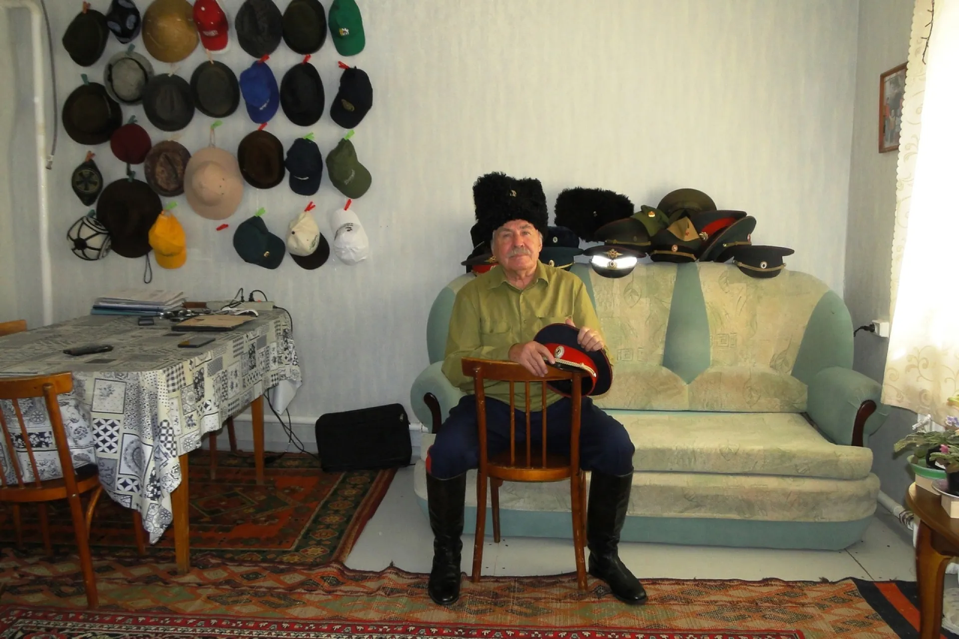 78-летний барнаулец коллекционирует головные уборы разных лет и культур