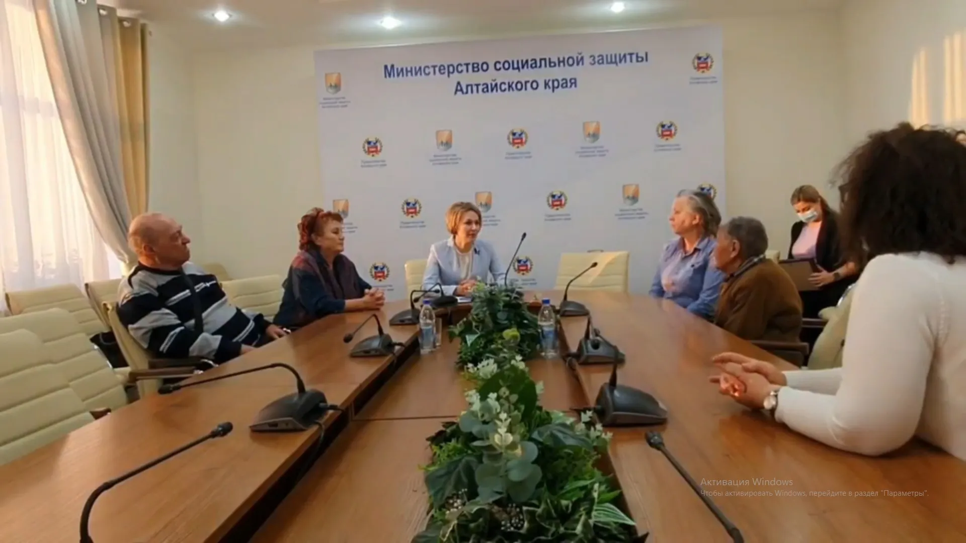 Гражданам России, приехавшим в Алтайский край с Крайнего Севера, вручили государственные жилищные сертификаты
