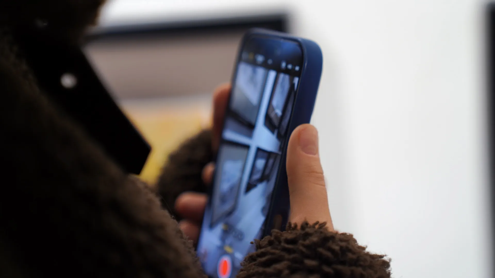 Житель Бийска украл сумку, чтобы купить телефон Житель Бийска украл сумку, чтобы купить телефон