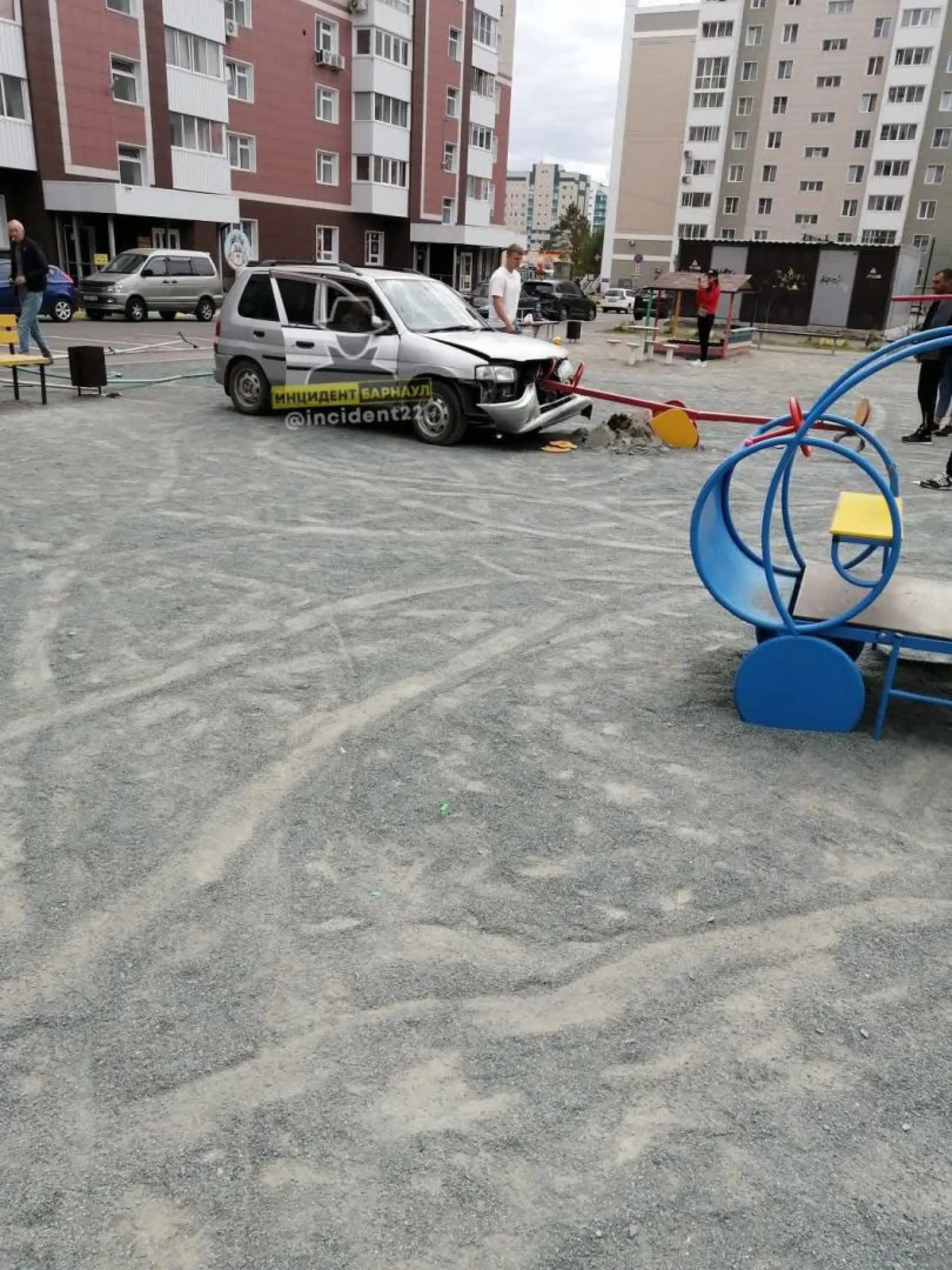 Попытка припарковаться привела к ДТП на детской площадке Барнаула Попытка припарковаться привела к ДТП на детской площадке Барнаула