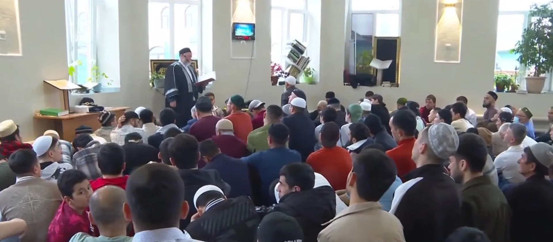 2,5 тысячи верующих пришли в соборную мечеть Барнаула на праздничную молитву 2,5 тысячи верующих пришли в соборную мечеть Барнаула на праздничную молитву