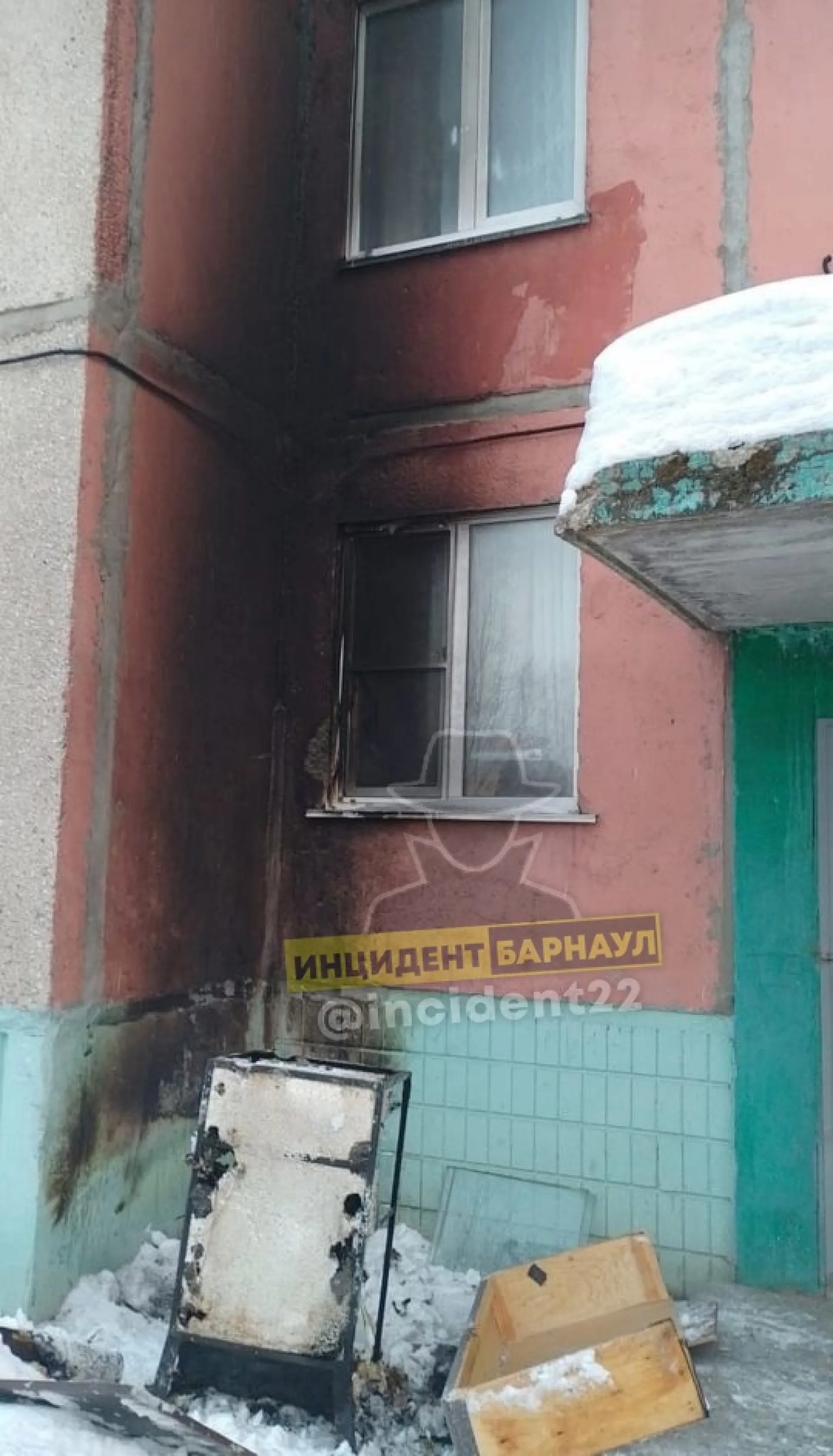Подростки устроили пожар под окнами многоквартирного дома в Барнауле