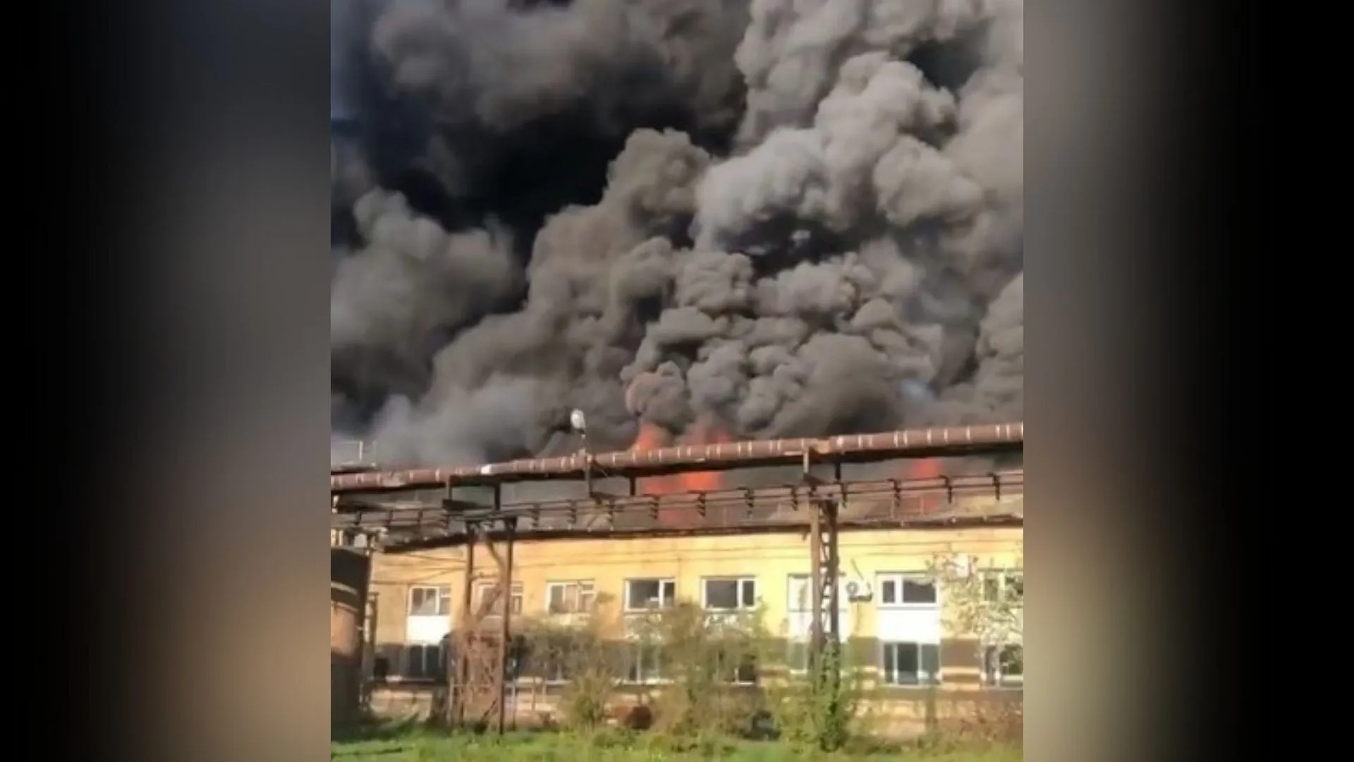 Под Новосибирском произошел пожар на заводе по производству пластика