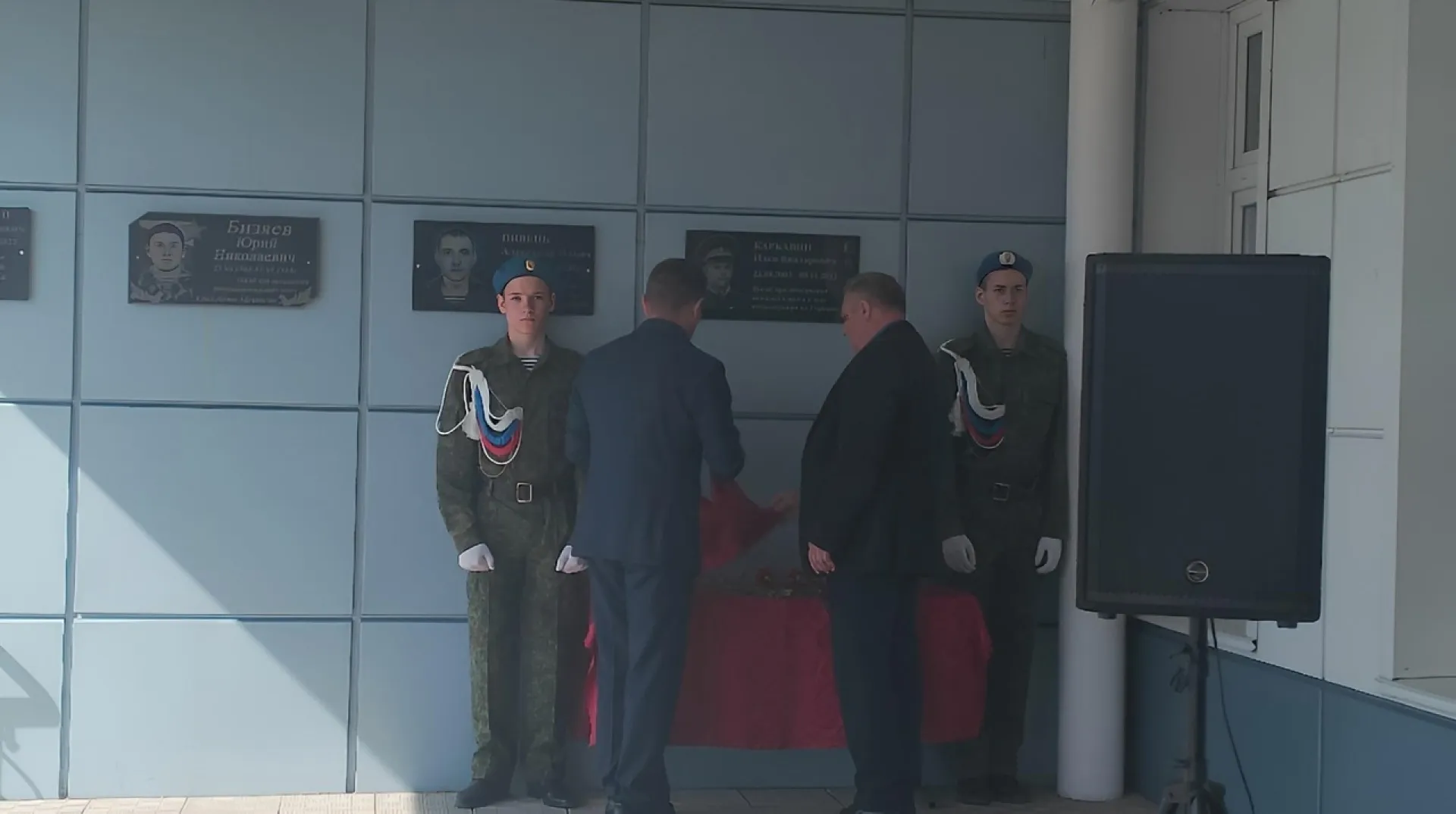 Мемориальную доску памяти Героя России открыли в Завьяловской школе