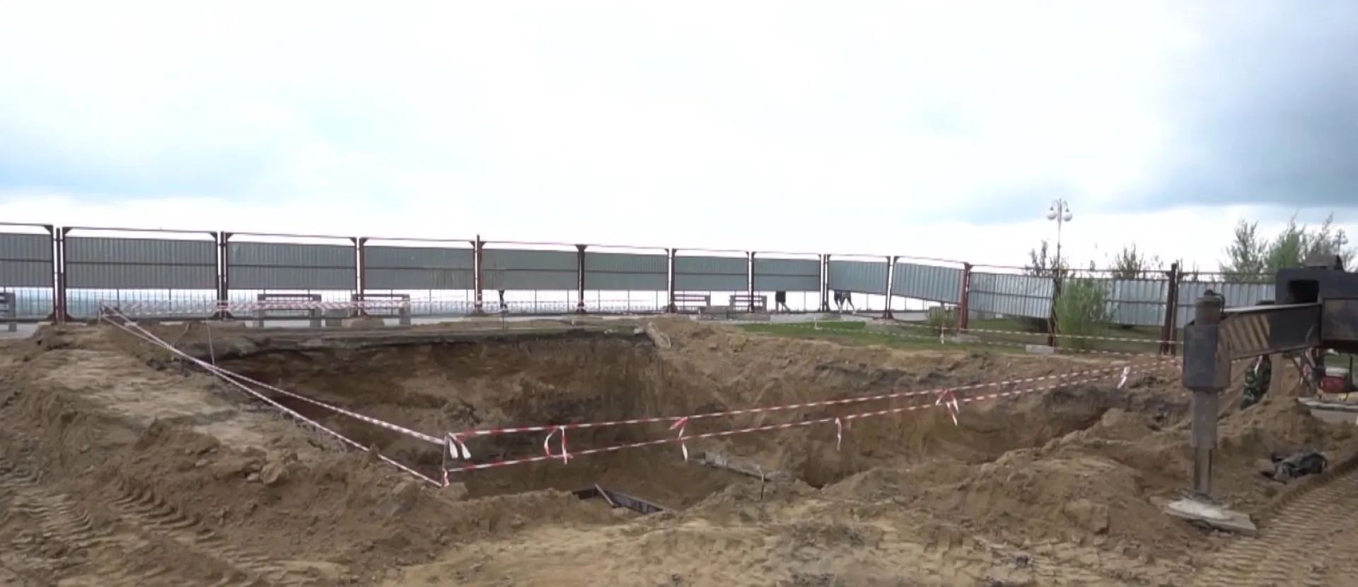 В Нагорном парке Барнаула начали установку стелы «Город трудовой доблести»