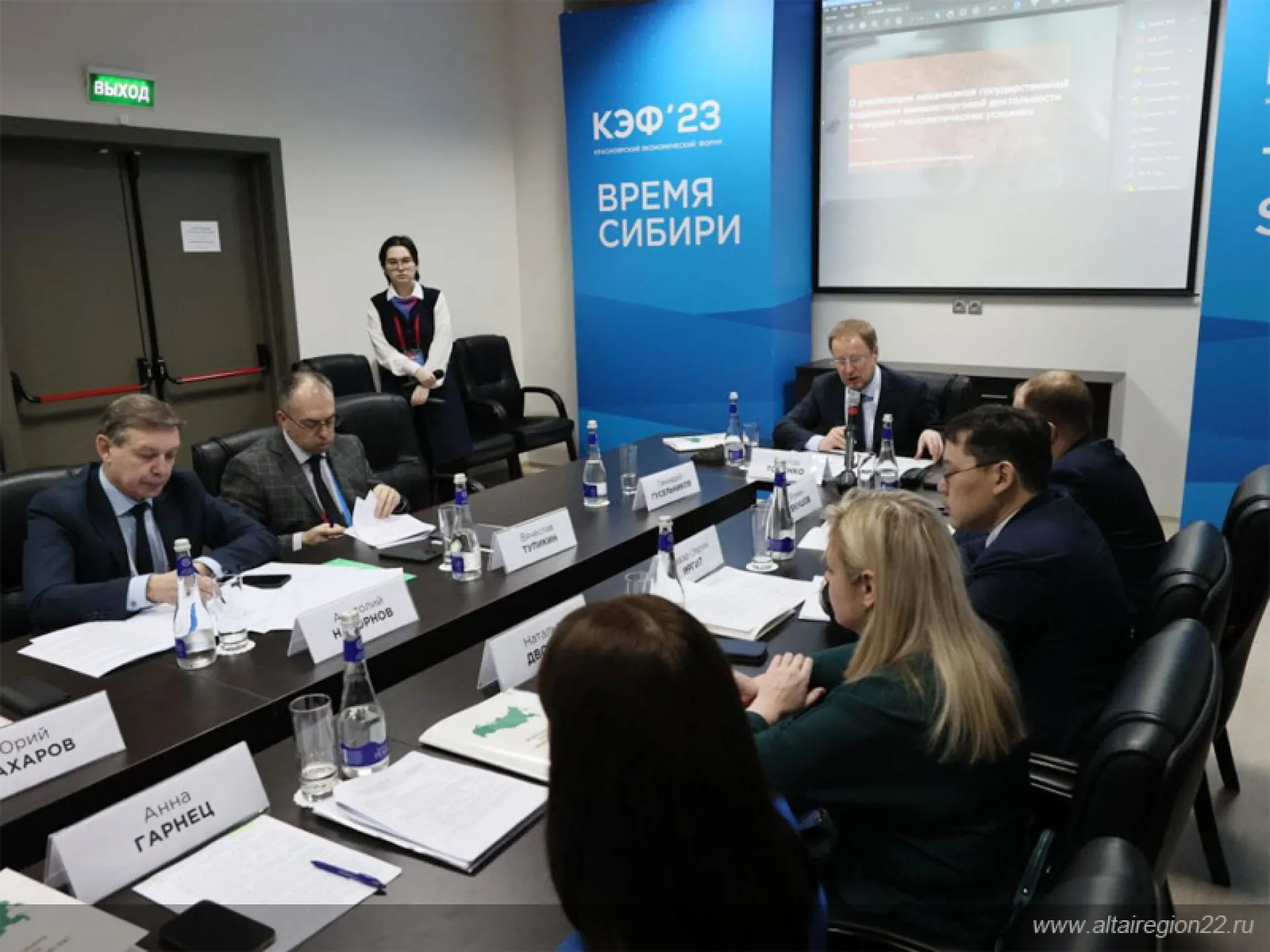 Заседание координационного совета Межрегиональной ассоциации экономического взаимодействия субъектов РФ под руководством Виктора Томенко проходит в Красноярске