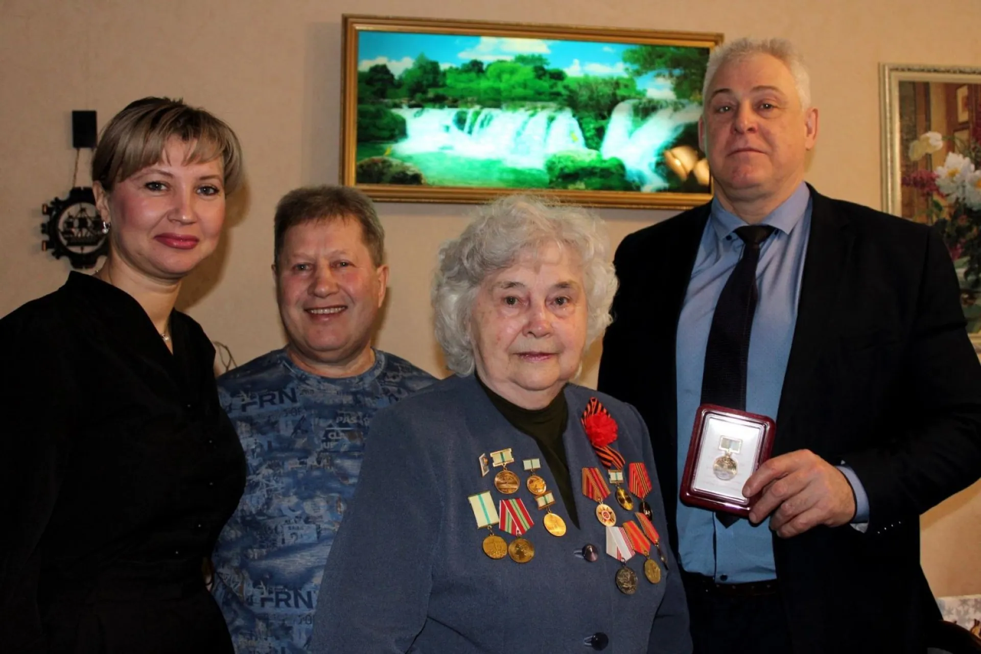 Жительнице Новоалтайска вручили почётный знак в честь 80-летия полного освобождения Ленинграда от фашистской блокады
