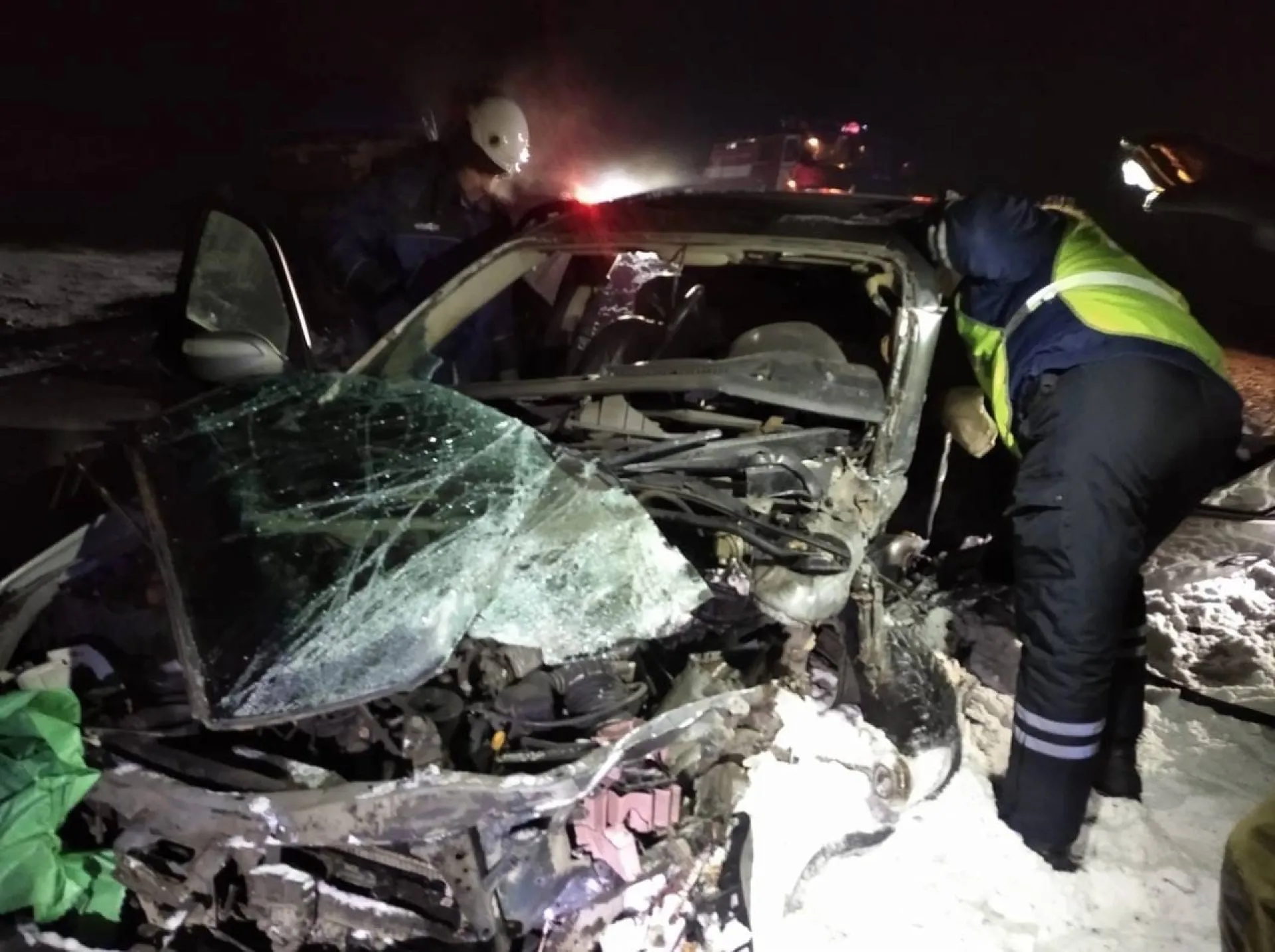 Спасатели Алтайского края вызволили двух человек из автомобилей после ДТП