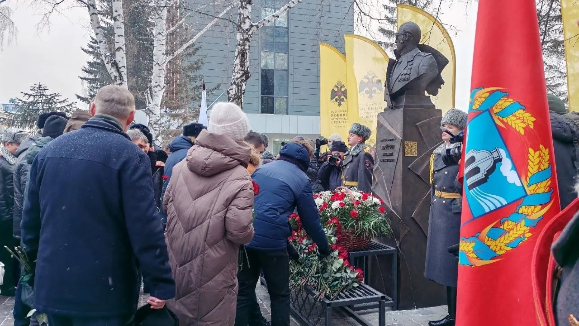 Бюст советского разведчика Виталия Нуйкина открыли в Барнауле