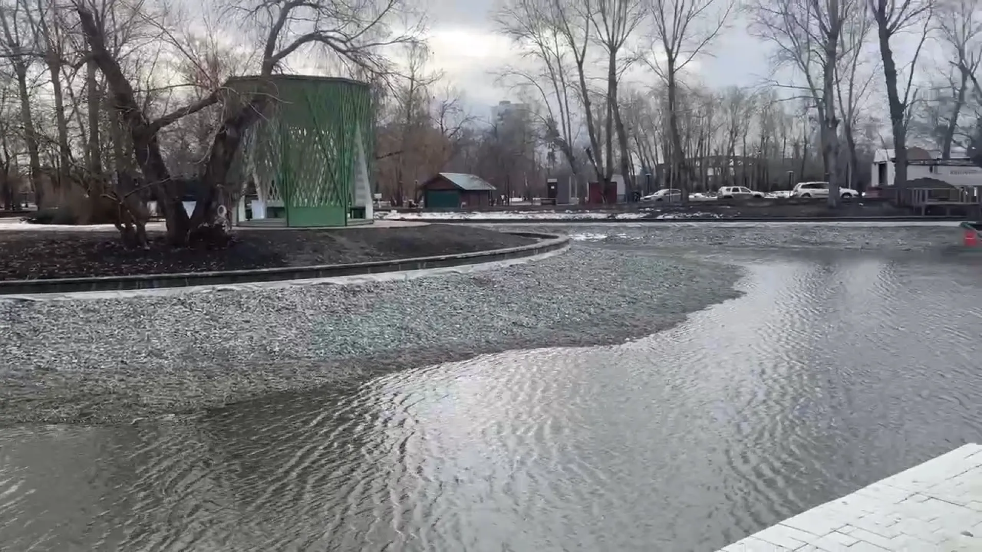В пруд барнаульского парка «Изумрудный» залили воду. Объясняем, для чего она там В пруд барнаульского парка «Изумрудный» залили воду. Объясняем, для чего она там