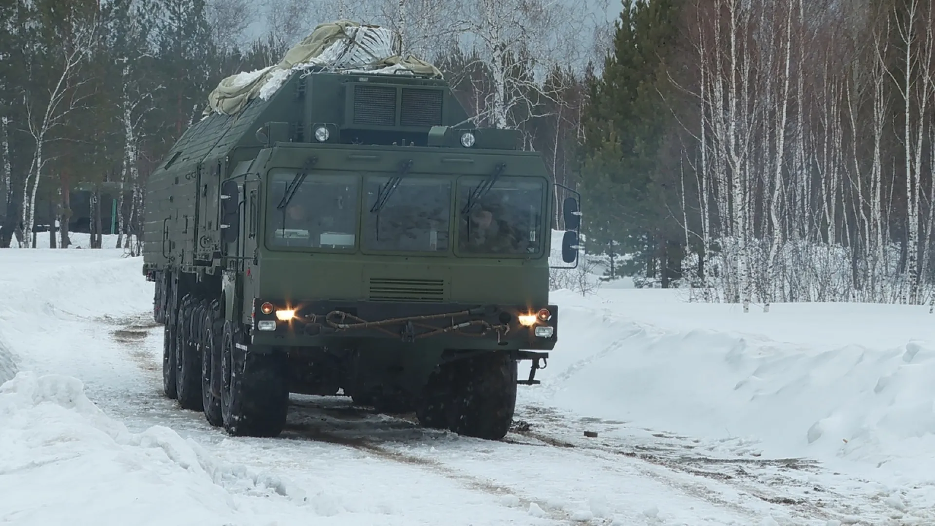 Движение на нескольких участках дорог перекроют в Алтайском крае из-за движения военных колонн